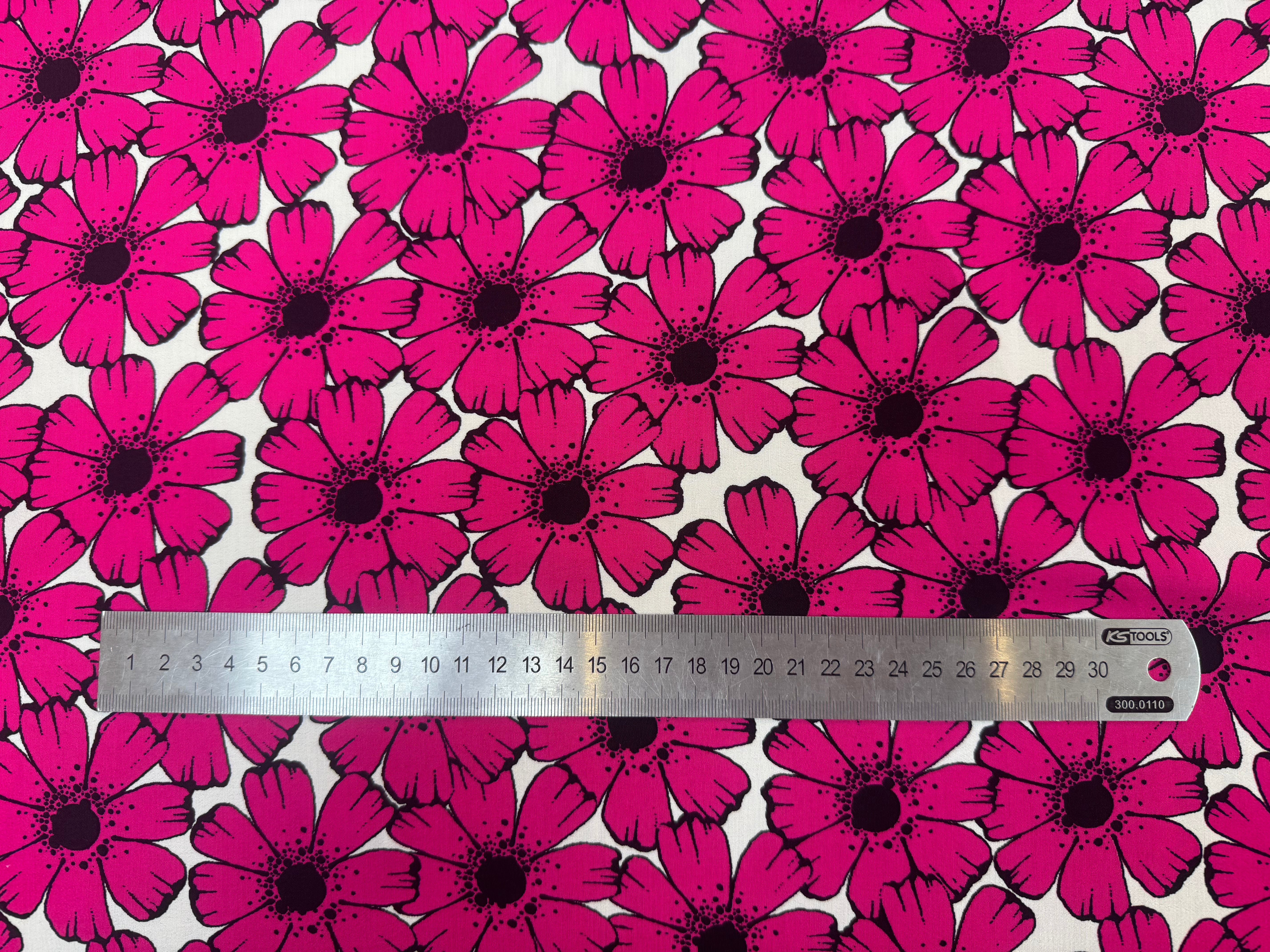 CREPE MAROCAIN VISCOSE FOND BLANC MOTIFS FLEURS DU BONHEUR JAPON ROSE FUSHIA - My Little Coupon