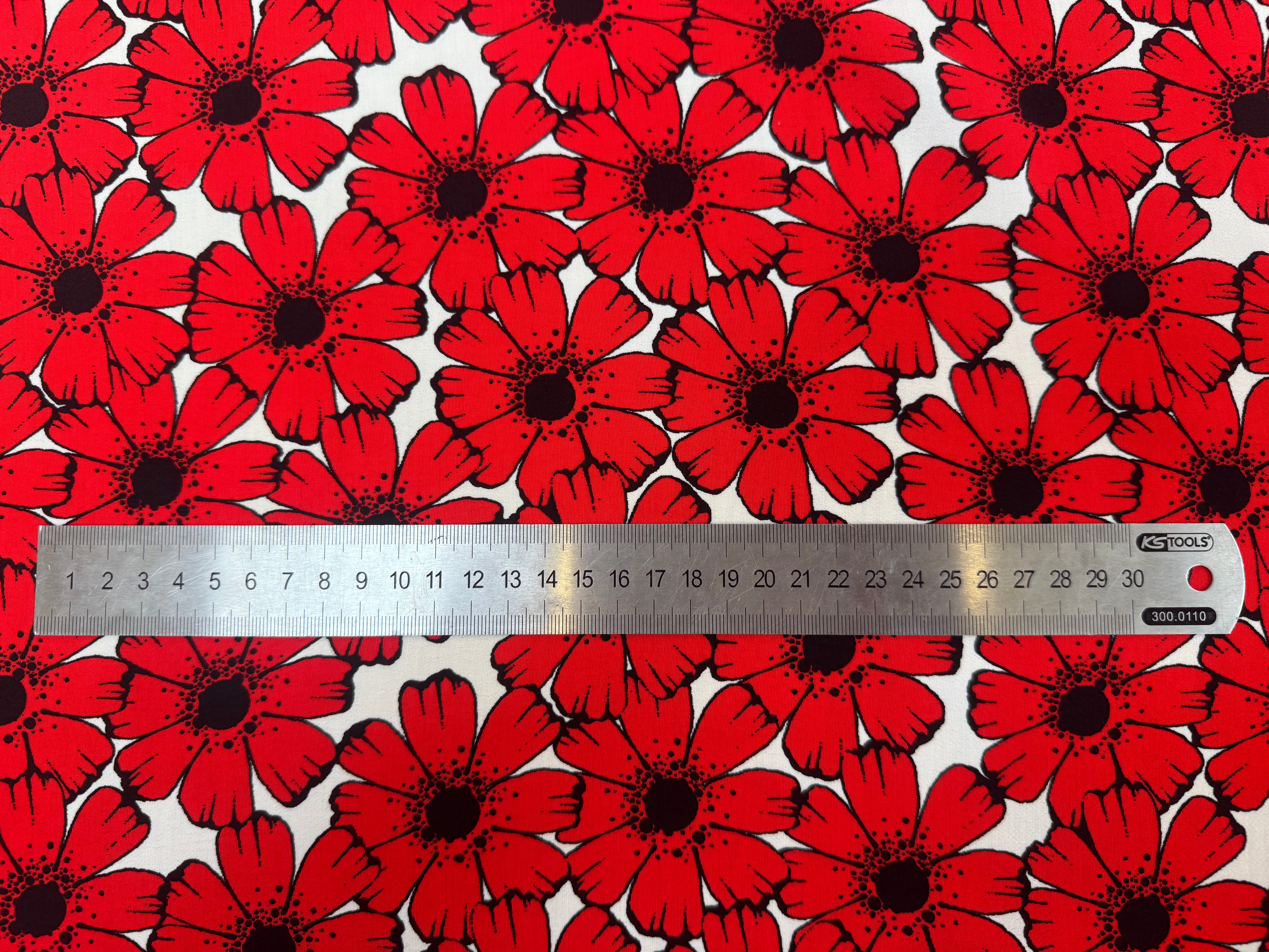 CREPE MAROCAIN VISCOSE FOND BLANC MOTIFS FLEURS DU BONHEUR JAPON ROUGE - My Little Coupon