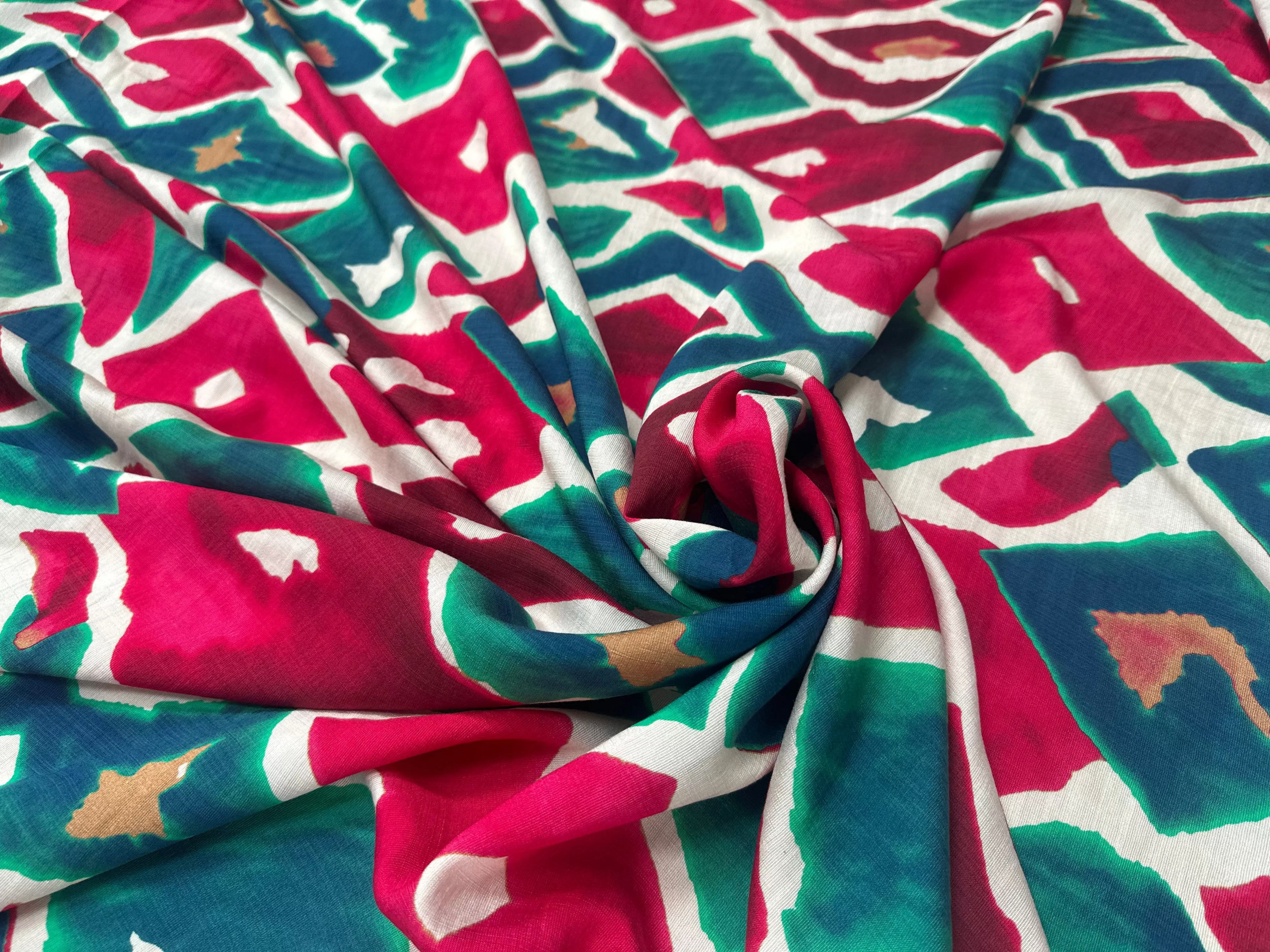 CREPE MAROCAIN VISCOSEE GÉOMÉTRIE LOVE & BLUE - My Little Coupon