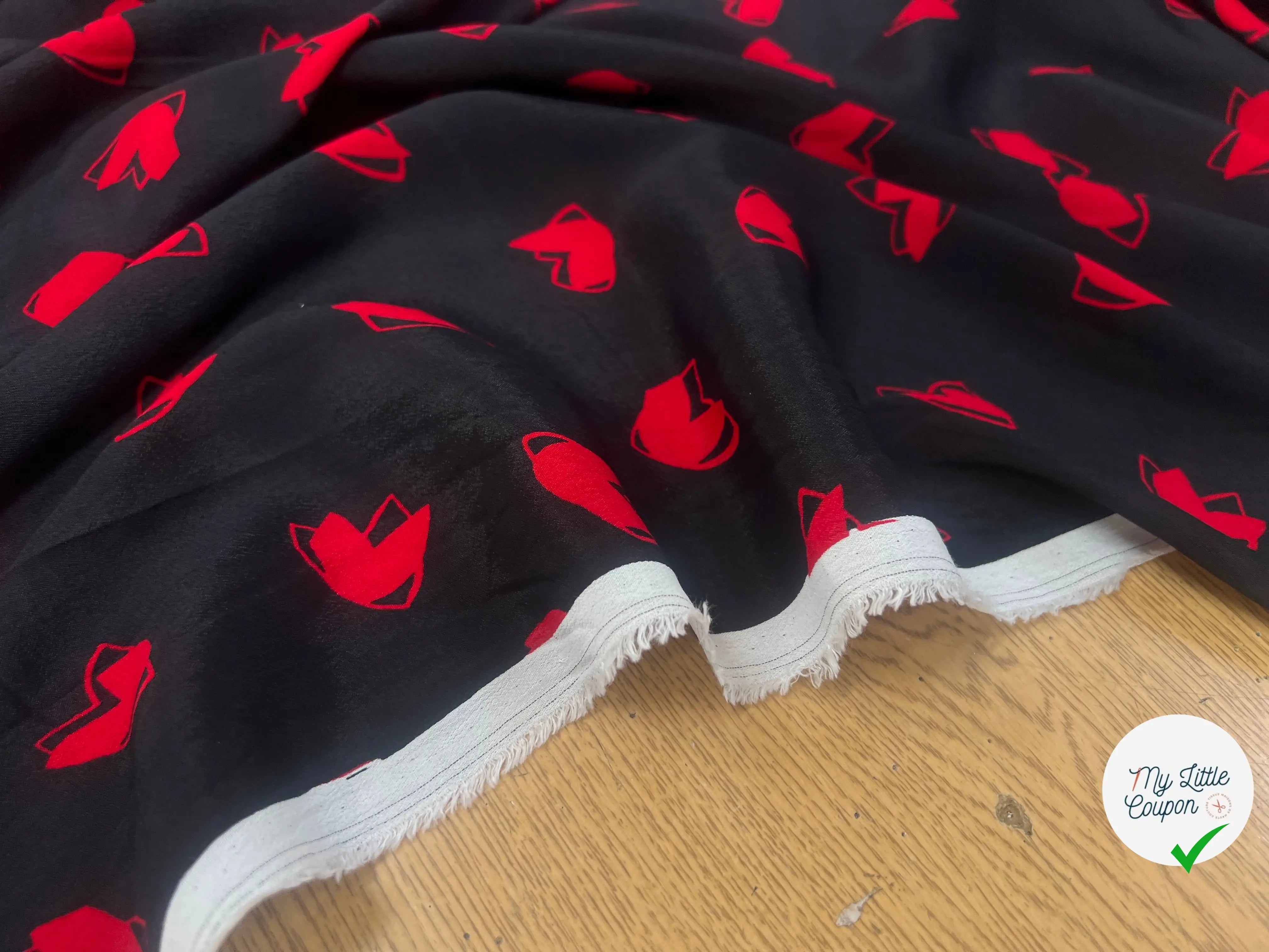 CREPE MAROCAIN VISCOSE SATINÉ ROUGE ET NOIR COEUR - My Little Coupon