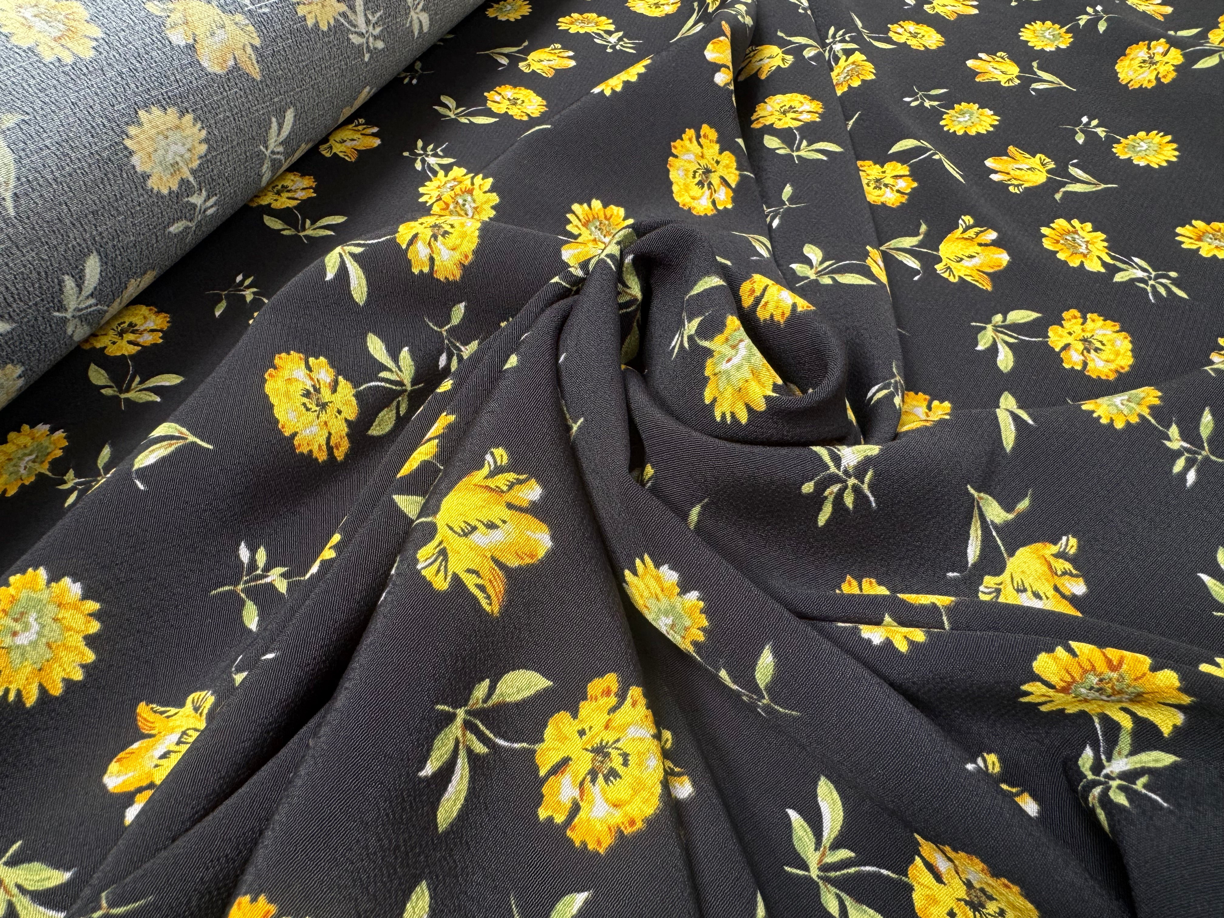 CRÊPE MARROCAIN VISCOSE FOND NOIR MOTIFS TOURNESSOL - My Little Coupon