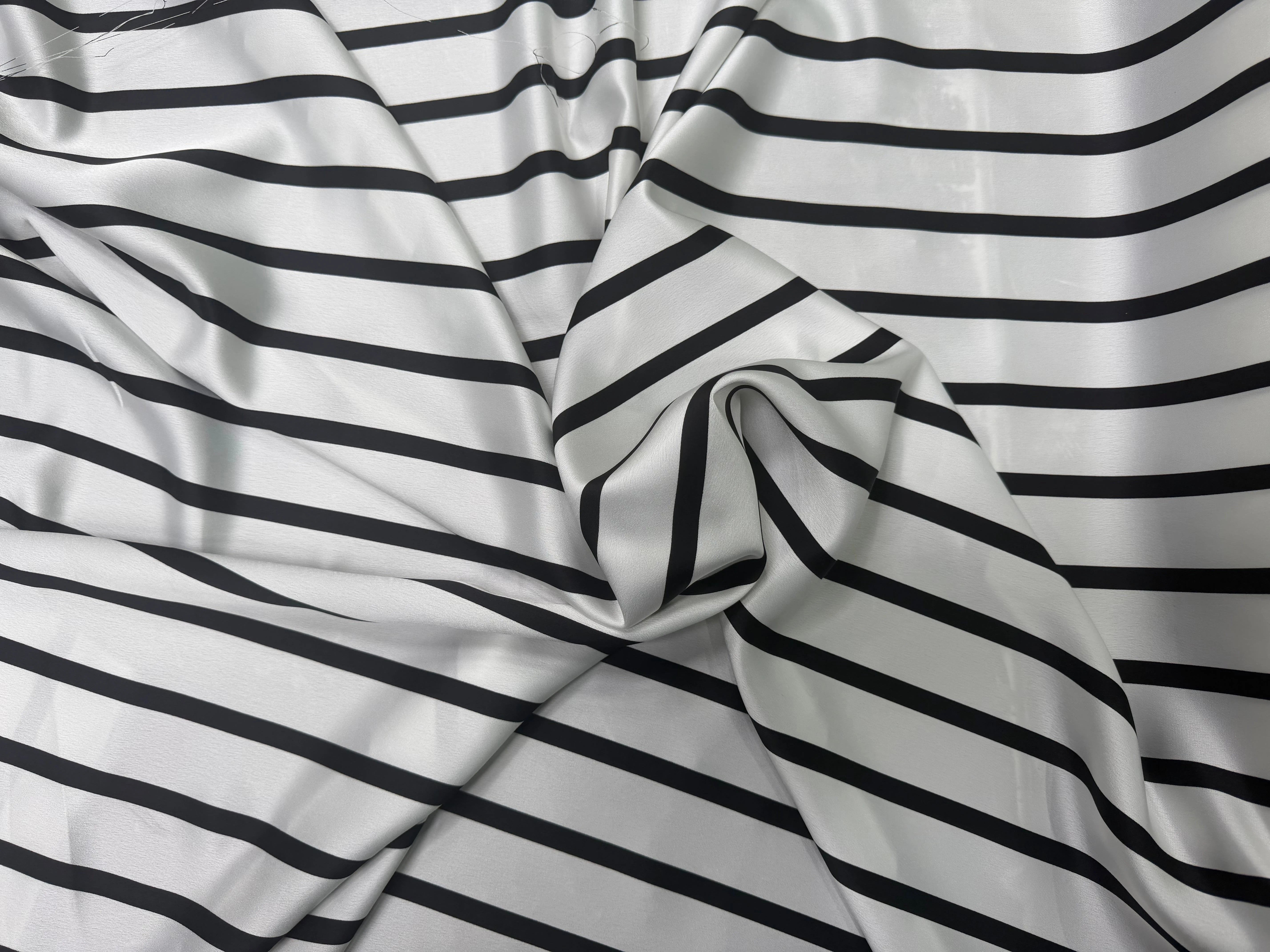 CRÊPE SATIN BLANC À RAYURES NOIRES SUPERBE TENUE - My Little Coupon