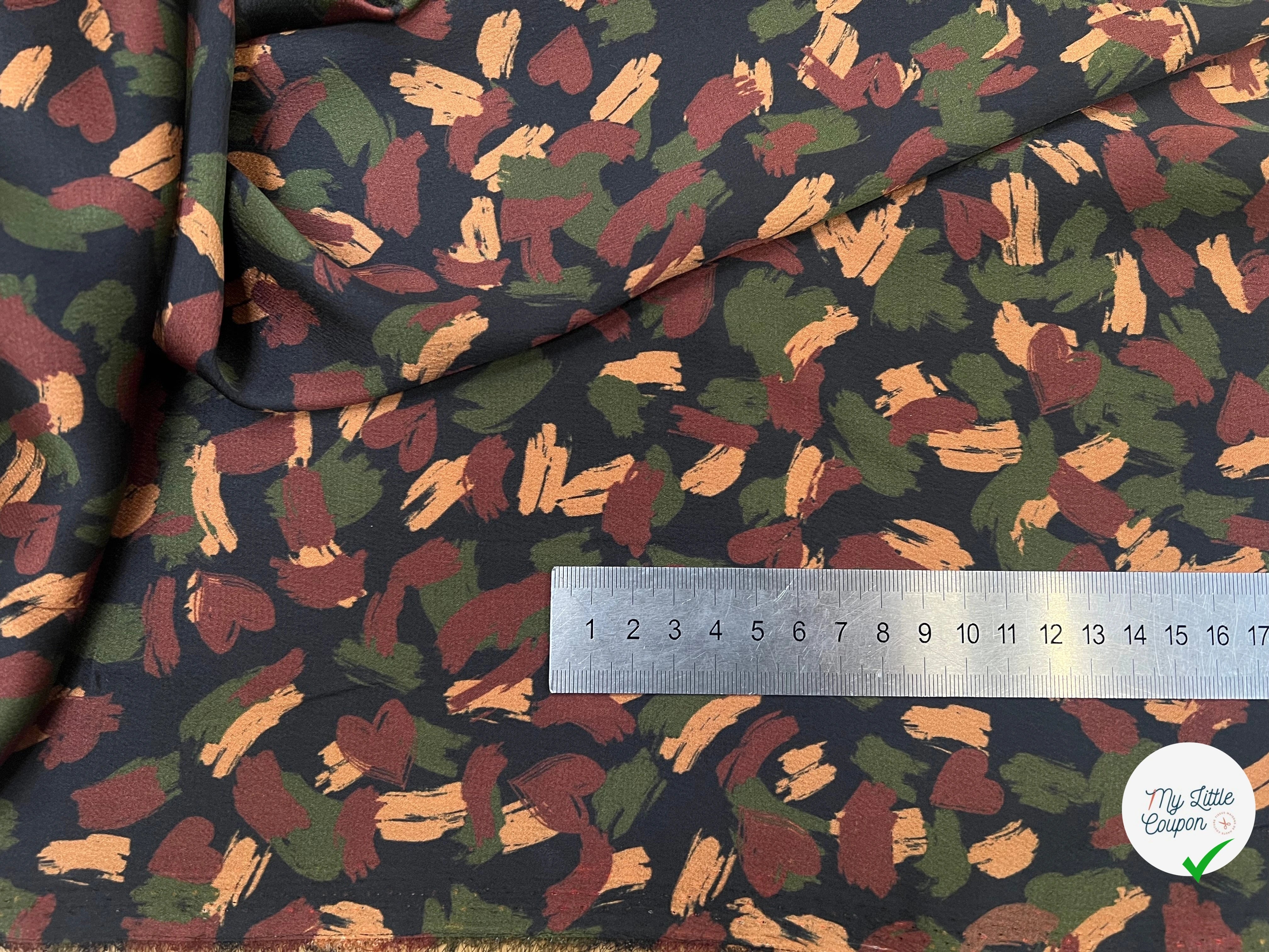 CREPE SATINÉ ARMY PACIFIQUE COEUR MOTIF TACHES - My Little Coupon