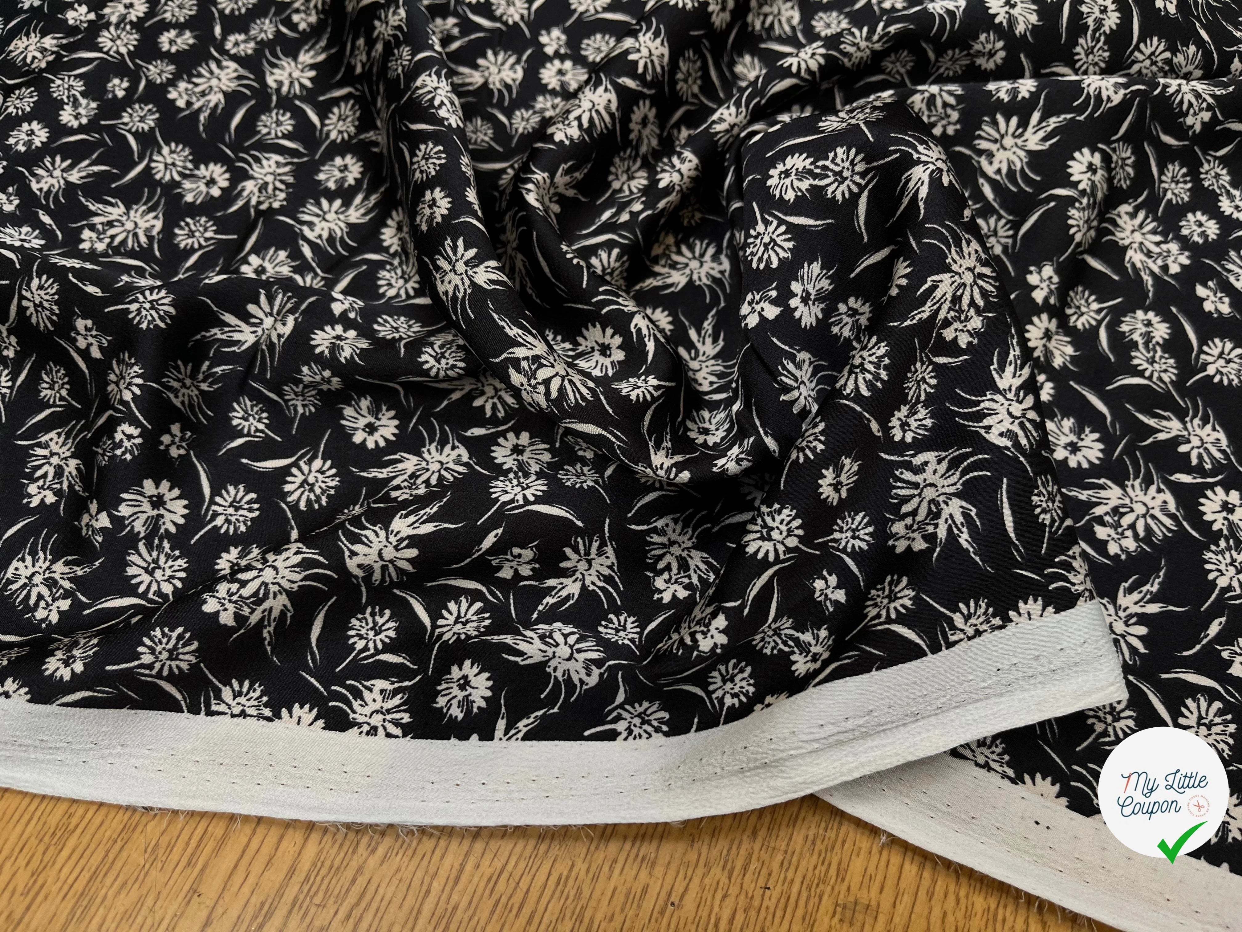 CREPE SATINÉ FOND NOIR PETITE FLEUR BEIGE FLUIDE - My Little Coupon