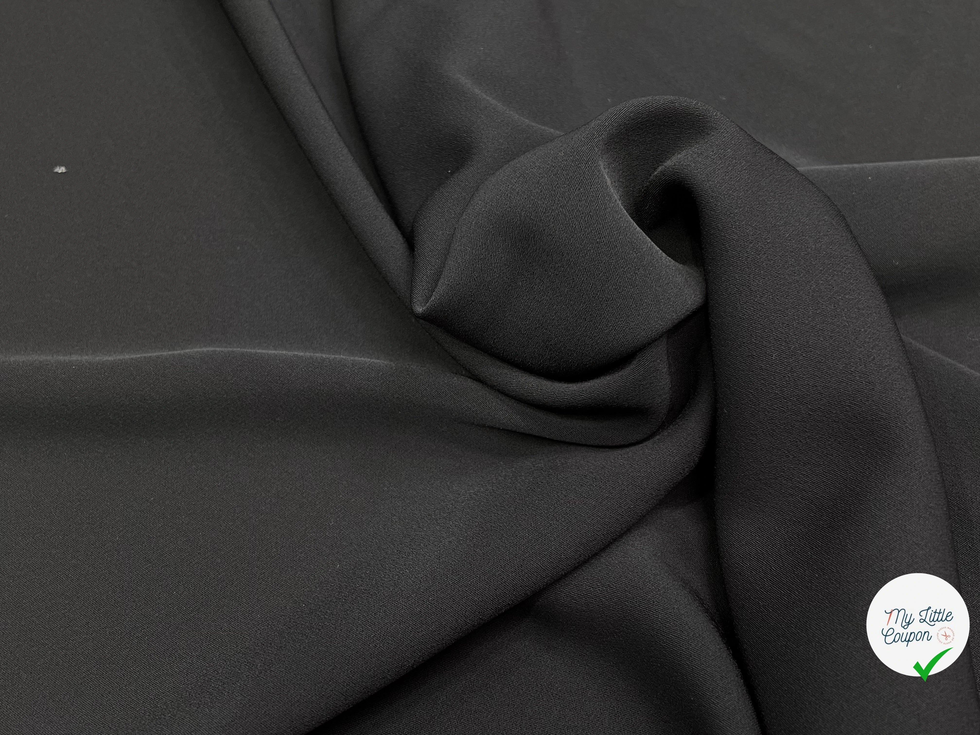 CREPE SEMI-LOURD FLUIDE NOIR LÉGÈREMENT SATINÉ 145CM - My Little Coupon