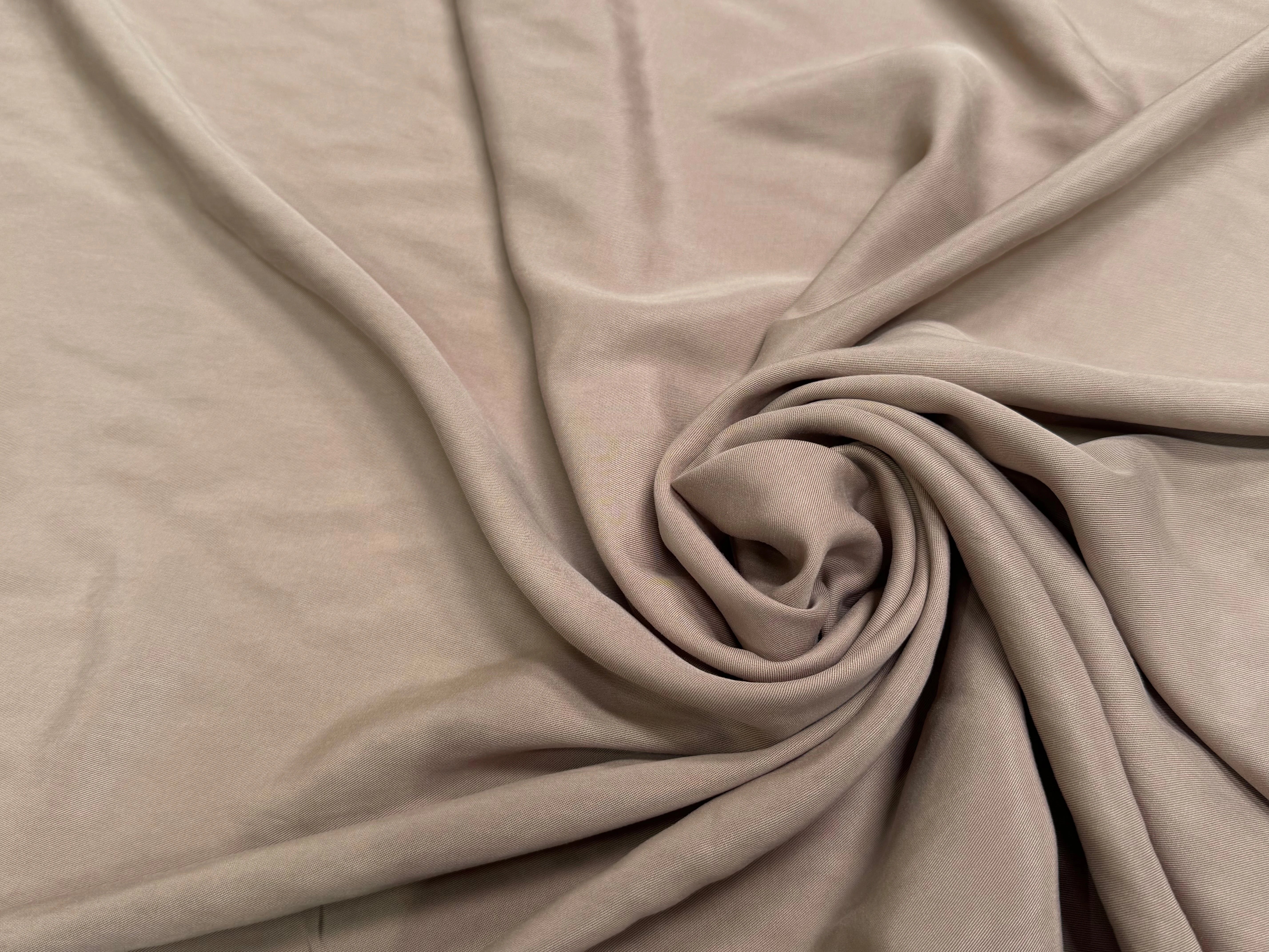 CREPE SERGÉ VISCOSE FLUIDE TAUPE ASPECT PEAU DE PÊCHE - My Little Coupon