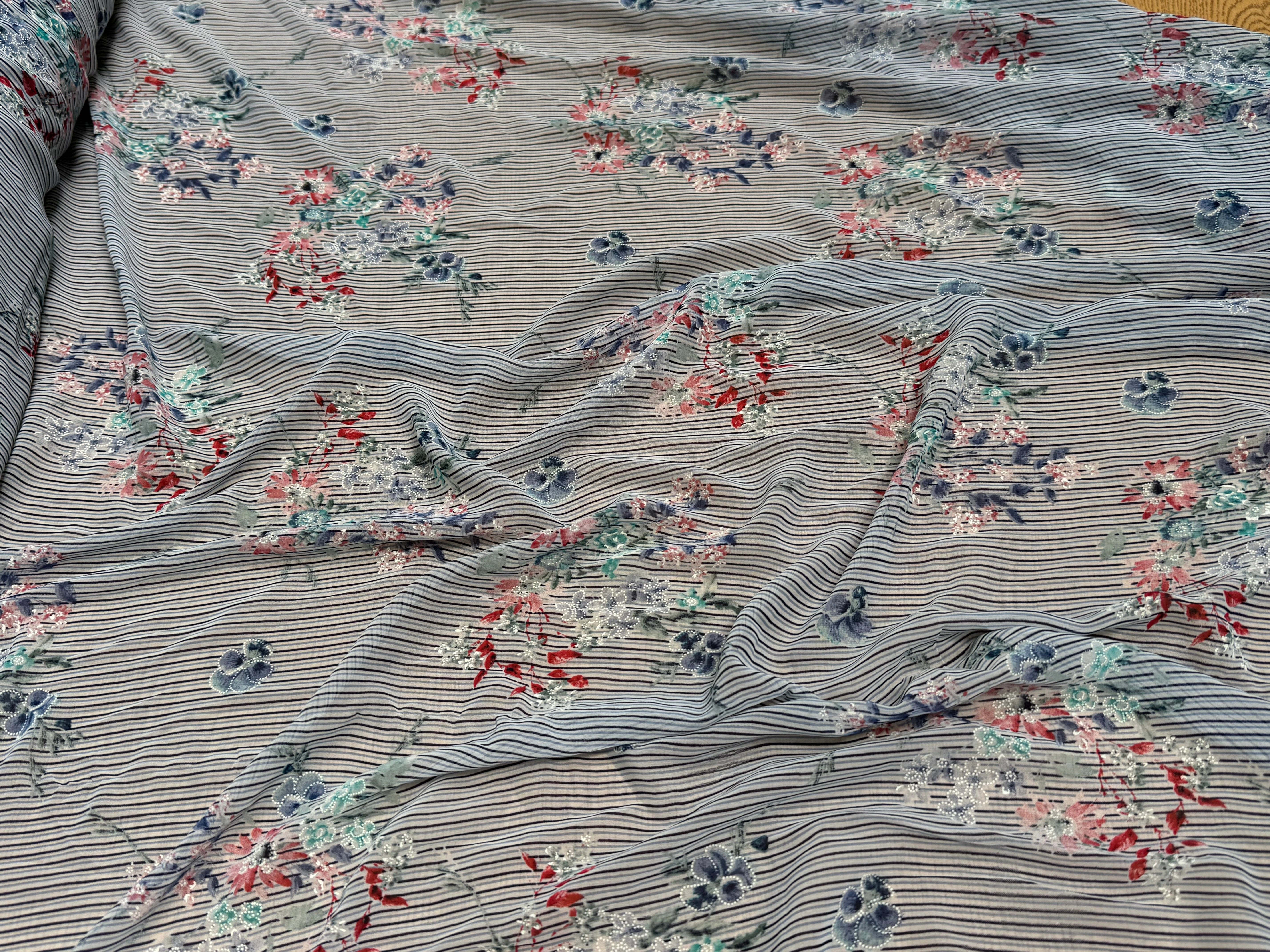 CREPE ULTRA FIN FOND BLANC À RAYURES MOTIFS FLORAUX BLEUS - My Little Coupon