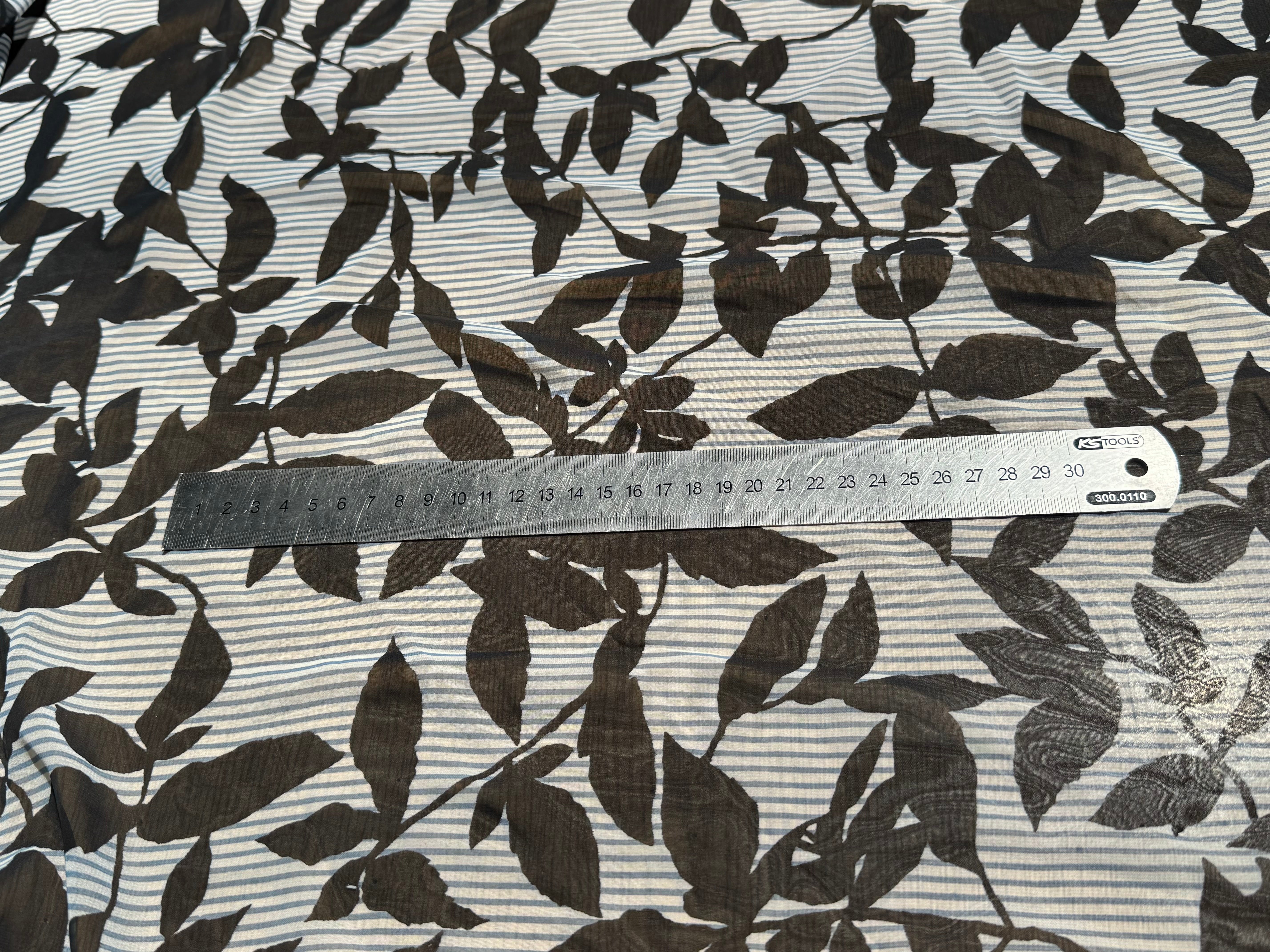 CREPE ULTRA FIN FOND BLANC IMPRIMÉ MOTIFS FEUILLAGES NOIRS - My Little Coupon