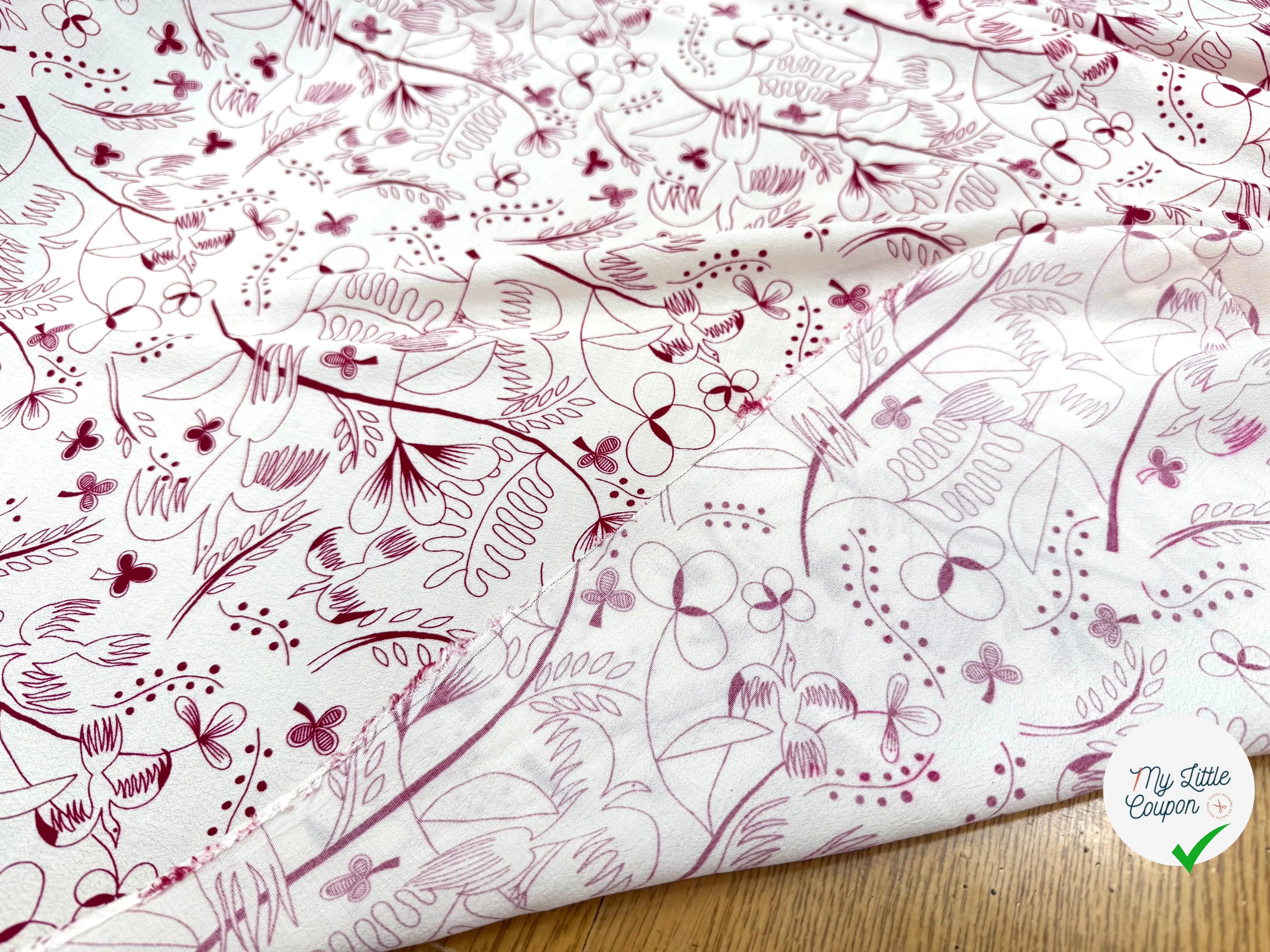 CRÊPE VISCOSE FOND BLANC MOTIFS COLOMBES ET TREFFLES ROSE - My Little Coupon