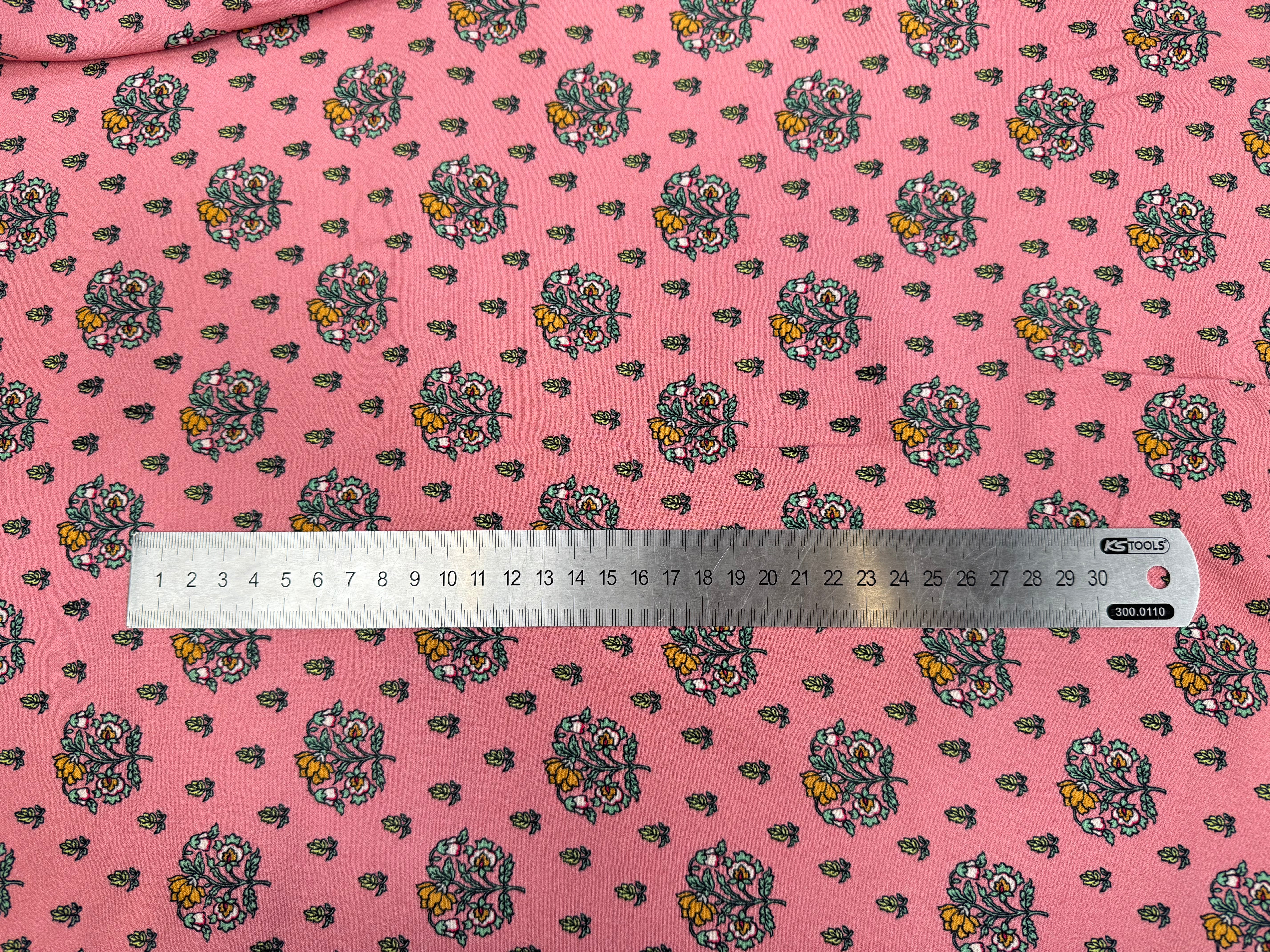 CRÊPE VISCOSE FOND ROSE MOTIFS FLEURS DESSIN VERT - My Little Coupon