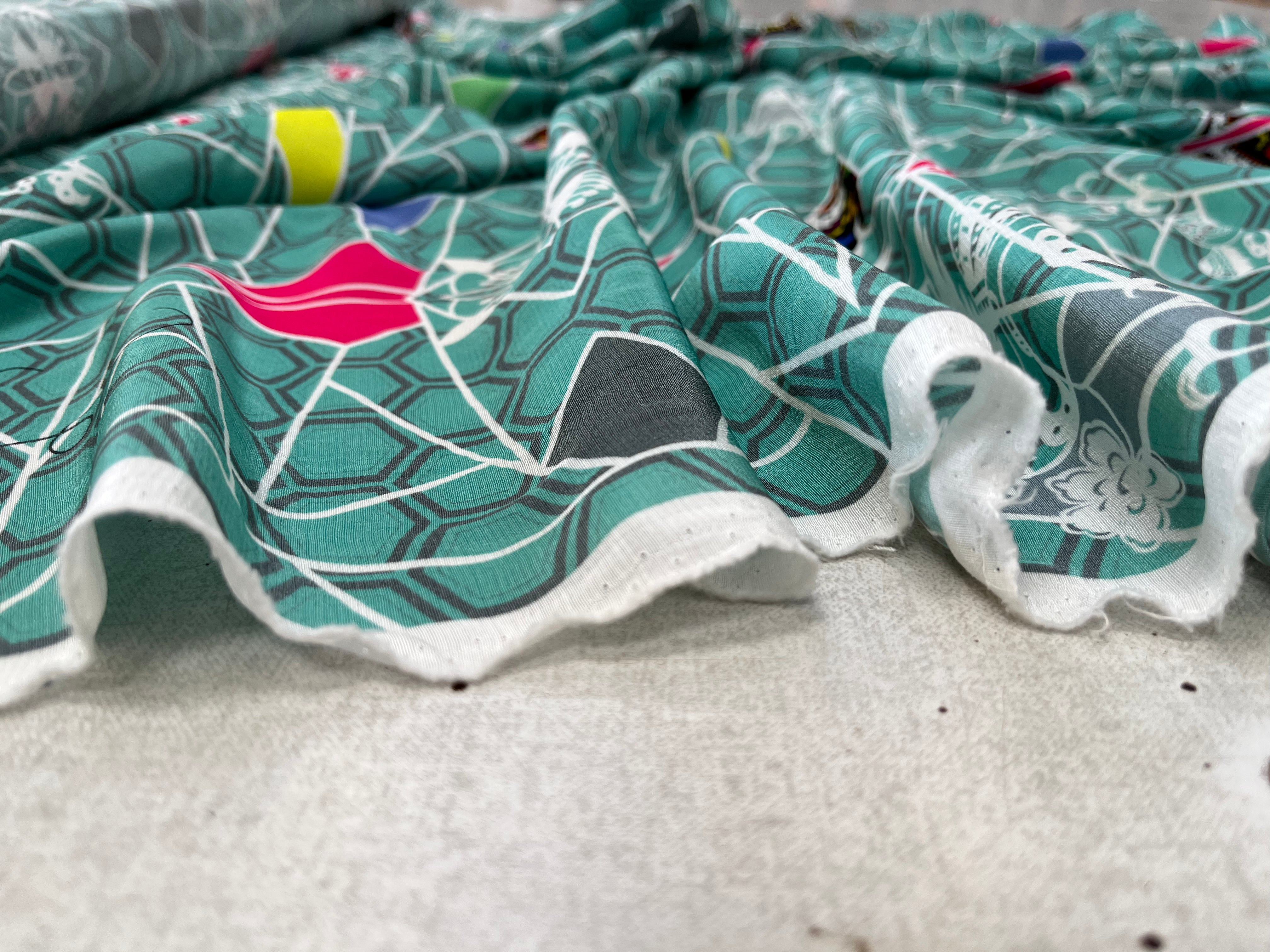 CREPE VISCOSE GÉOMETRIQUE VERT FORMES MULTICOLORES - My Little Coupon