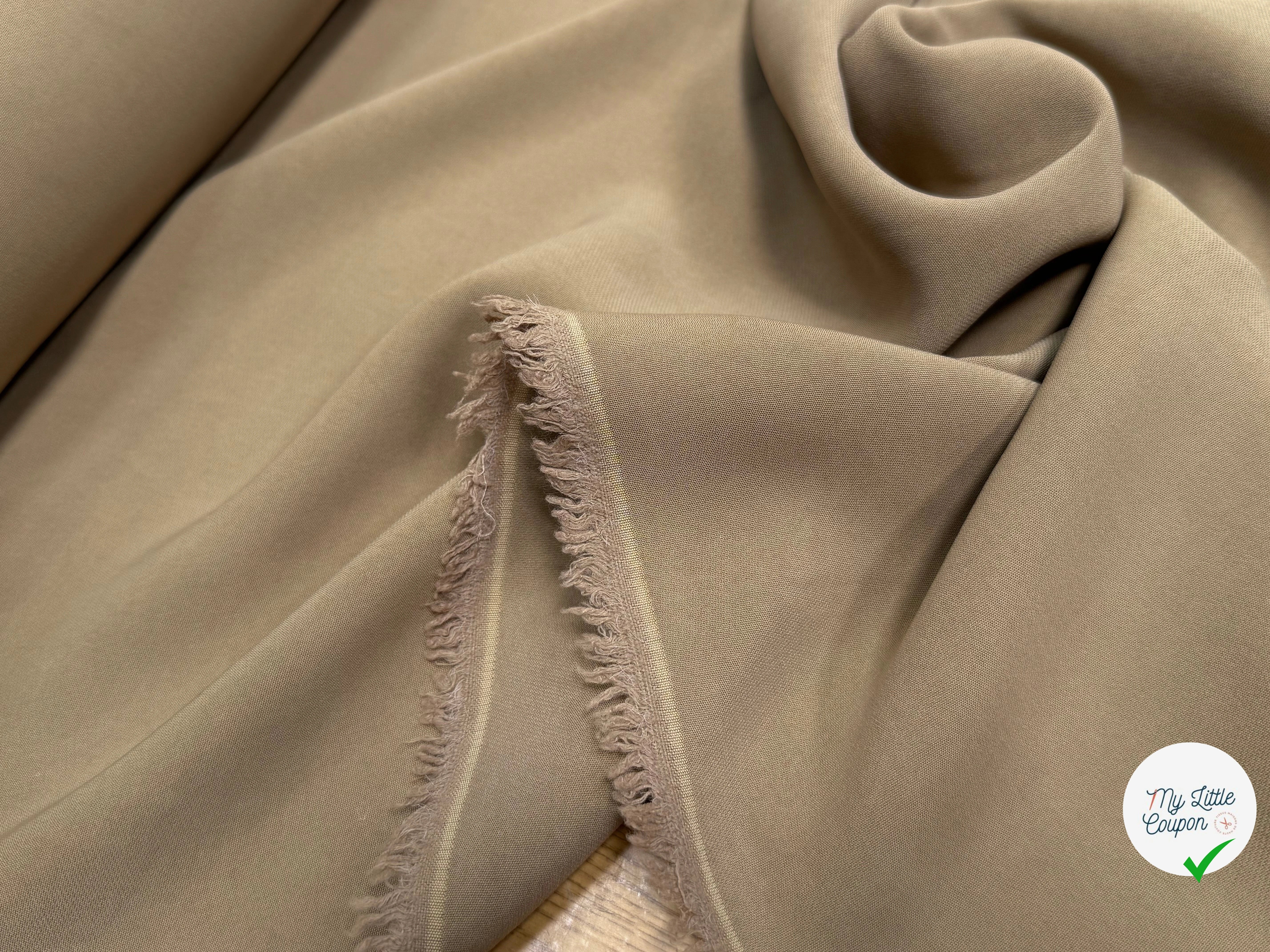 CREPE VISCOSE LÉGÈREMENT STRETCH BEAU TOMBÉ LIGHT TAUPE - My Little Coupon