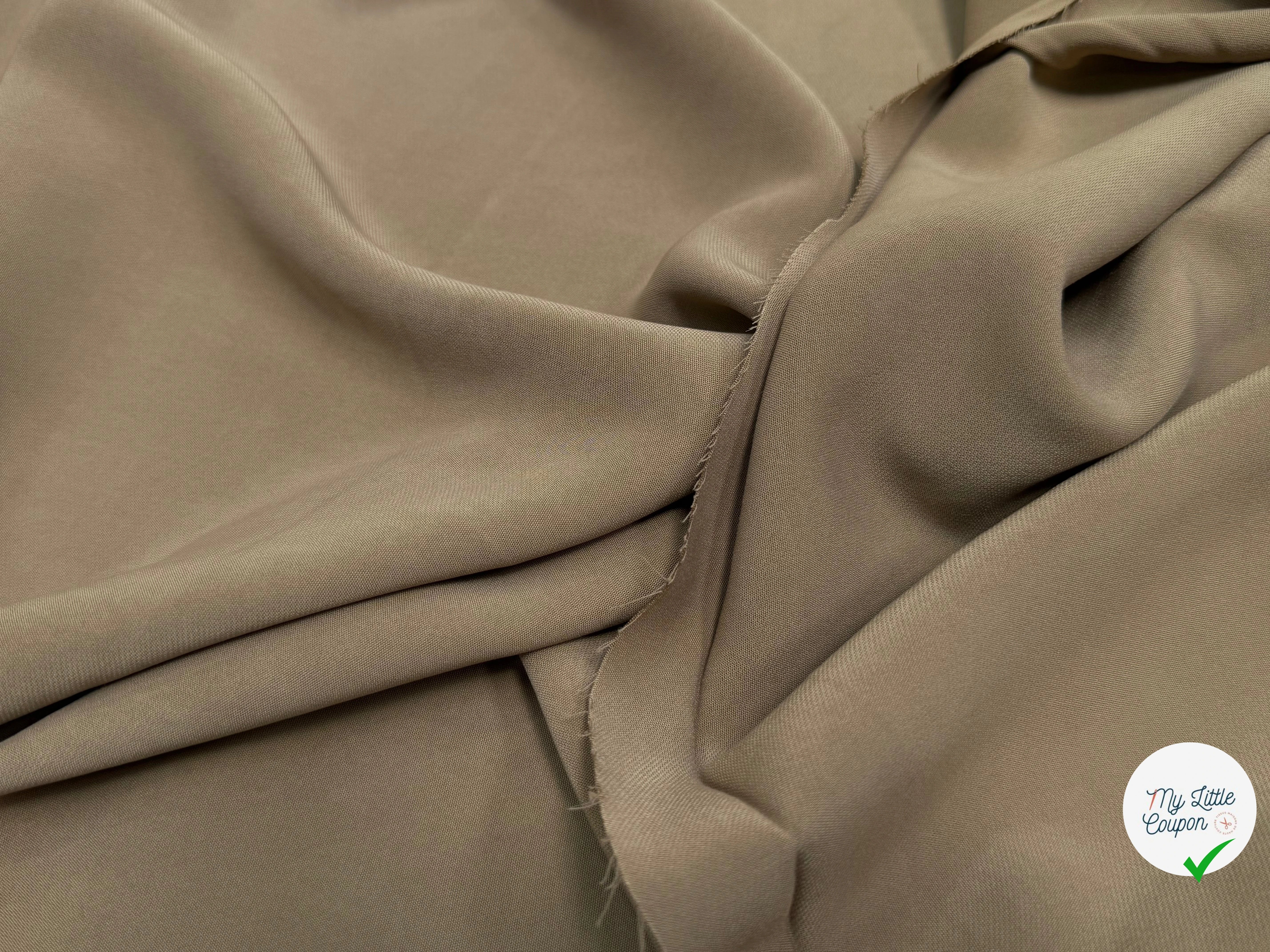 CREPE VISCOSE LÉGÈREMENT STRETCH BEAU TOMBÉ LIGHT TAUPE - My Little Coupon