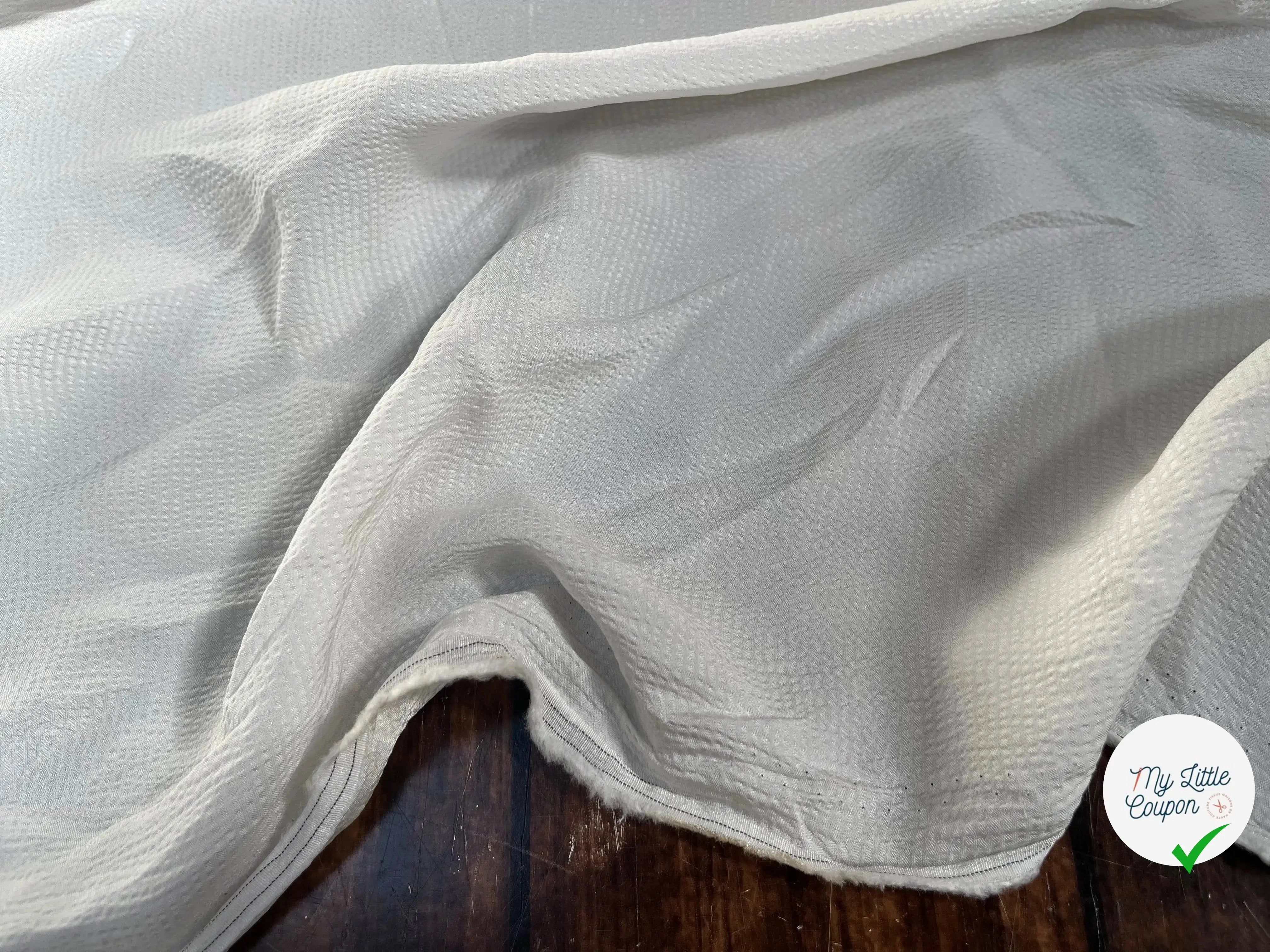 CRÊPE GAUFFRÉ SATINÉ BLANC CASSÉ VISCOSE UNI - My Little Coupon