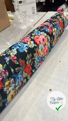 CRÊPE LÉGÈREMENT SATINÉ BOUQUET DE FLEURS FOND NOIR MLC INTERN