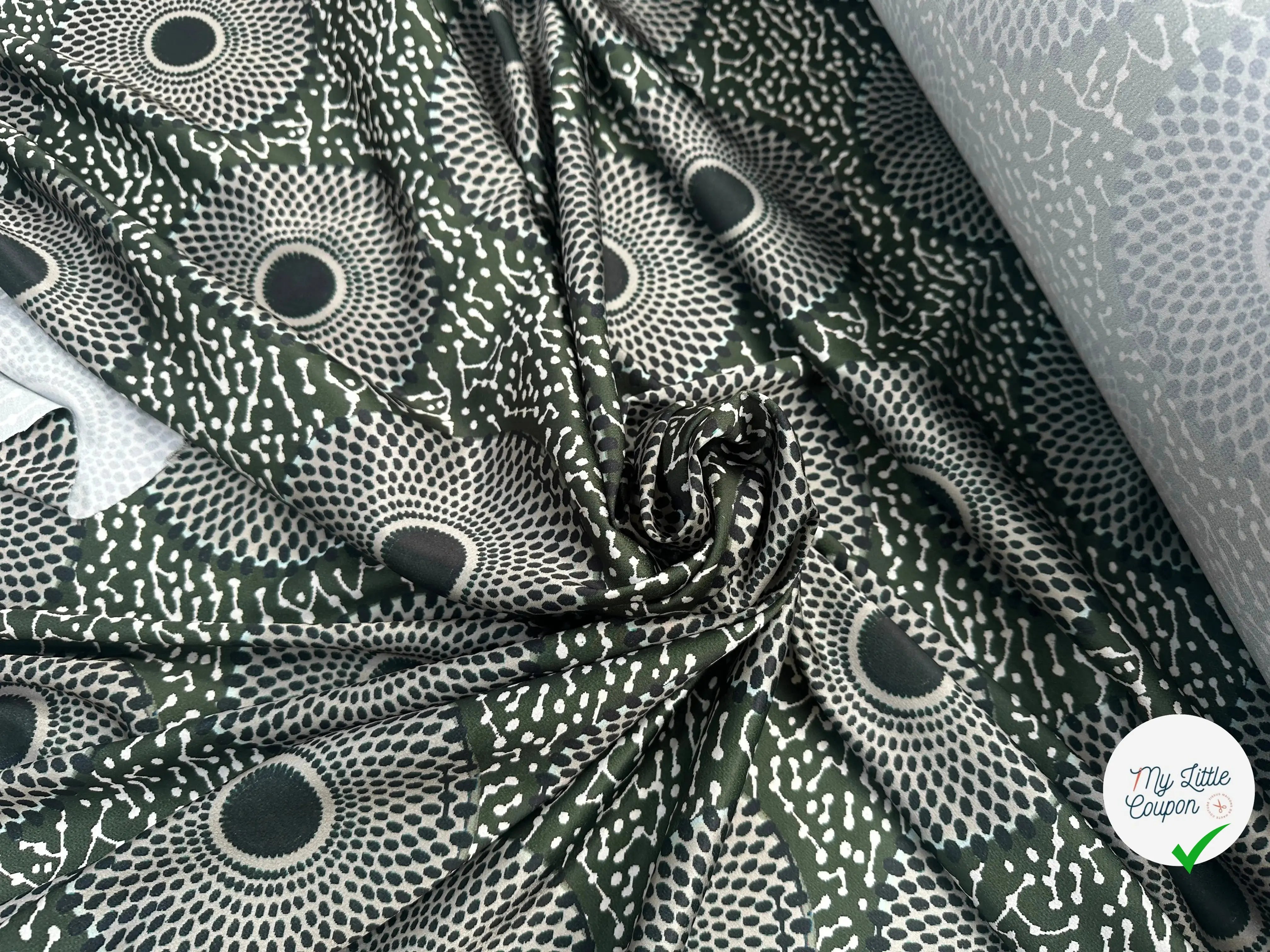 CRÊPE LÉGÈREMENT SATINÉ ROSACES ABYSALES VERT MLC INTERN