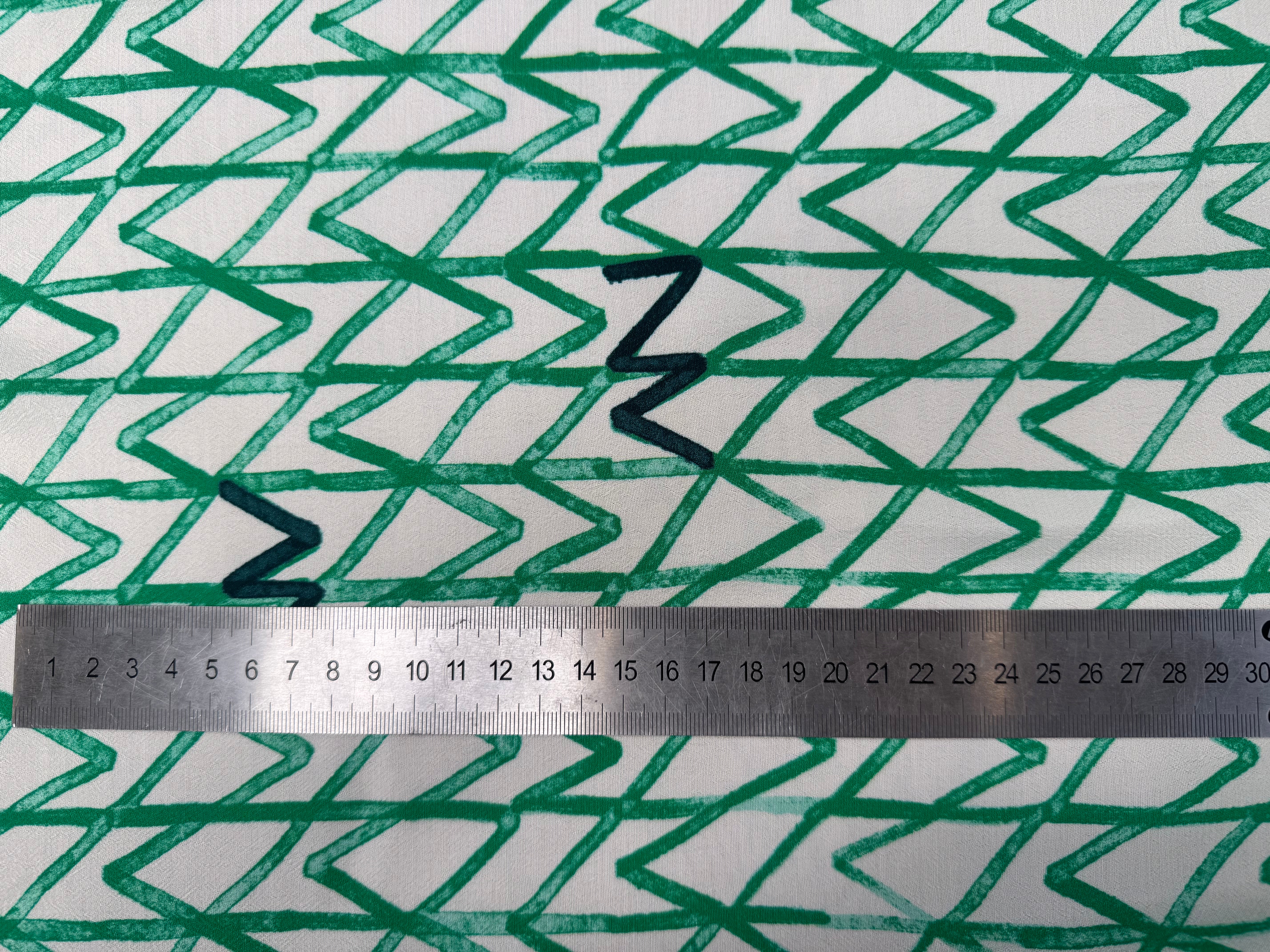 CRÊPE VISCOSE ECOVERO FOND BLANC MOTIFS GEOMETRIQUE VERT - My Little Coupon