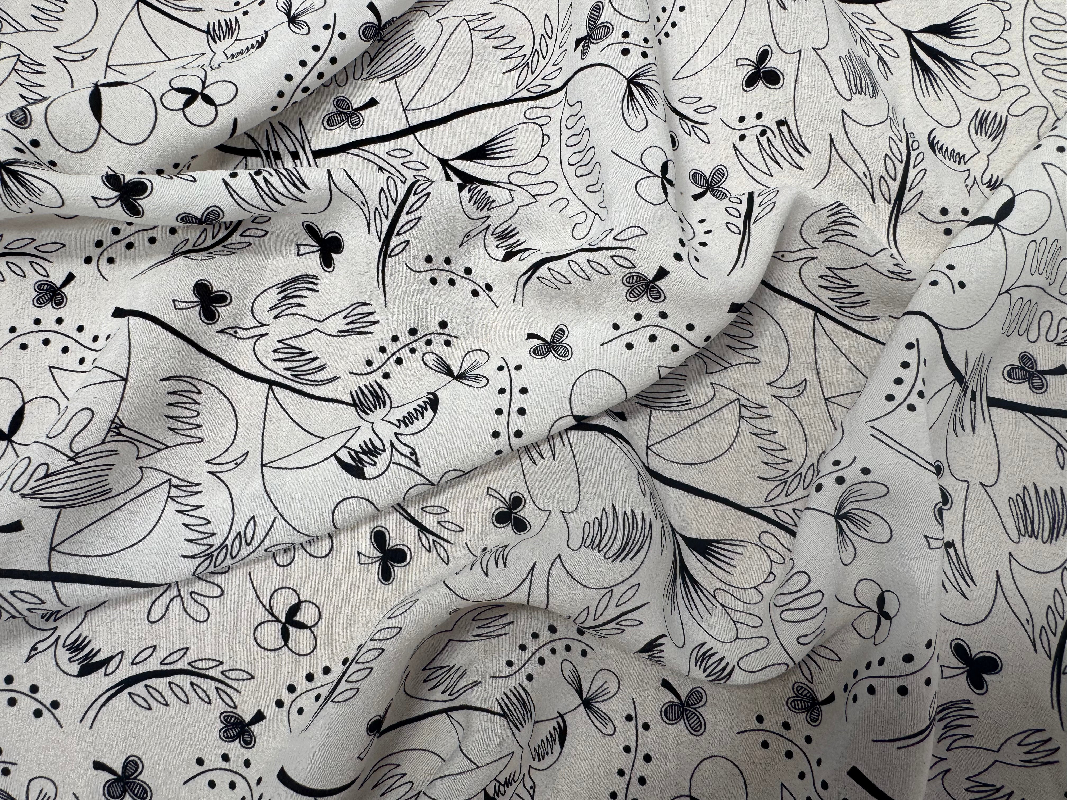 CRÊPE VISCOSE FOND BLANC MOTIFS COLOMBES ET TREFFLES NOIR - My Little Coupon