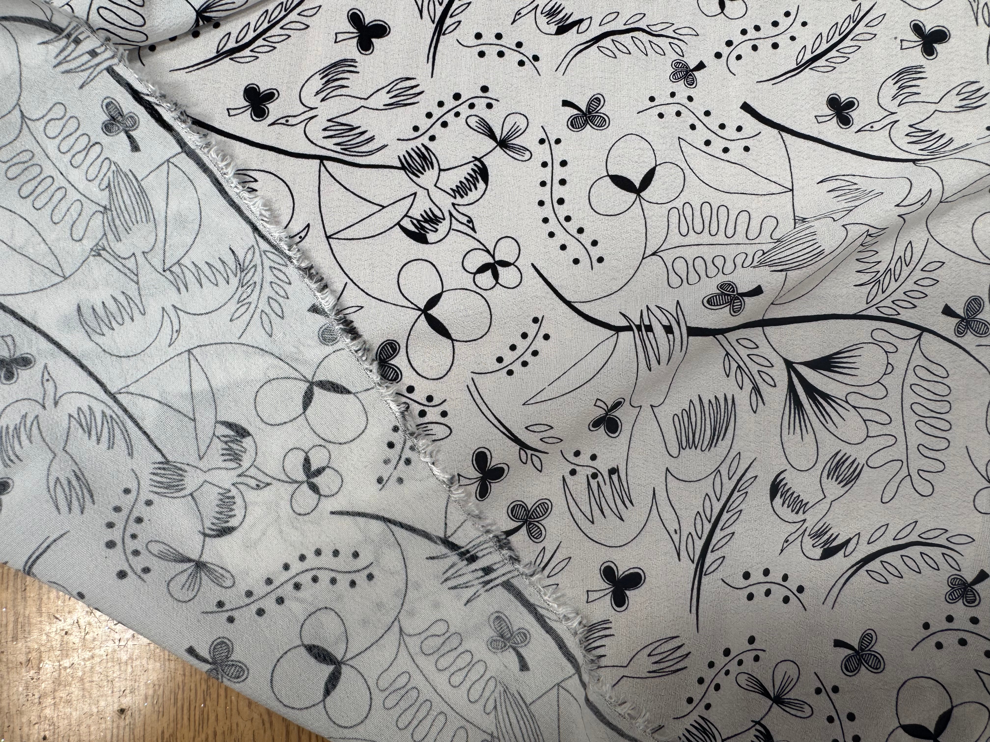 CRÊPE VISCOSE FOND BLANC MOTIFS COLOMBES ET TREFFLES NOIR - My Little Coupon