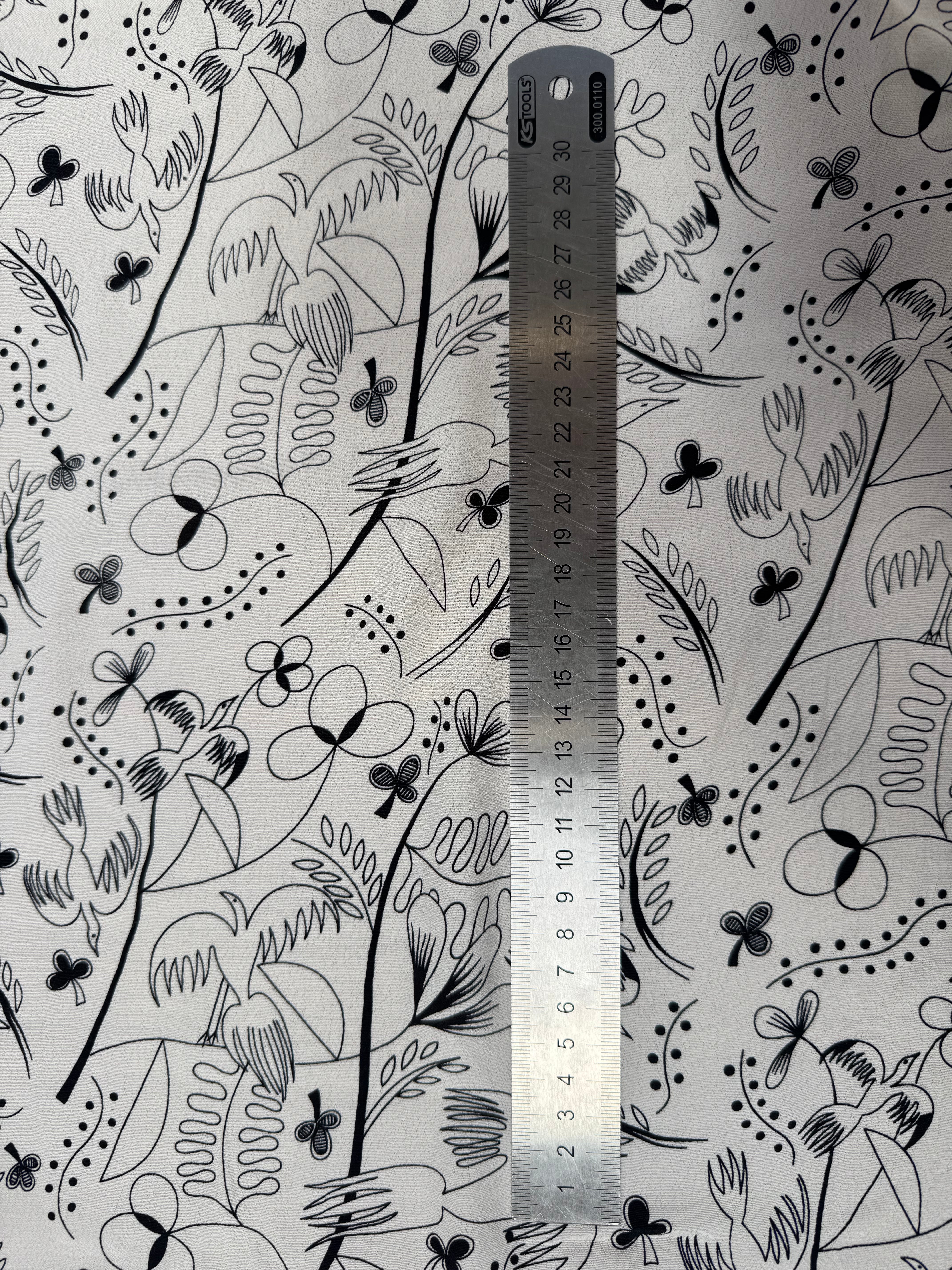 CRÊPE VISCOSE FOND BLANC MOTIFS COLOMBES ET TREFFLES NOIR - My Little Coupon