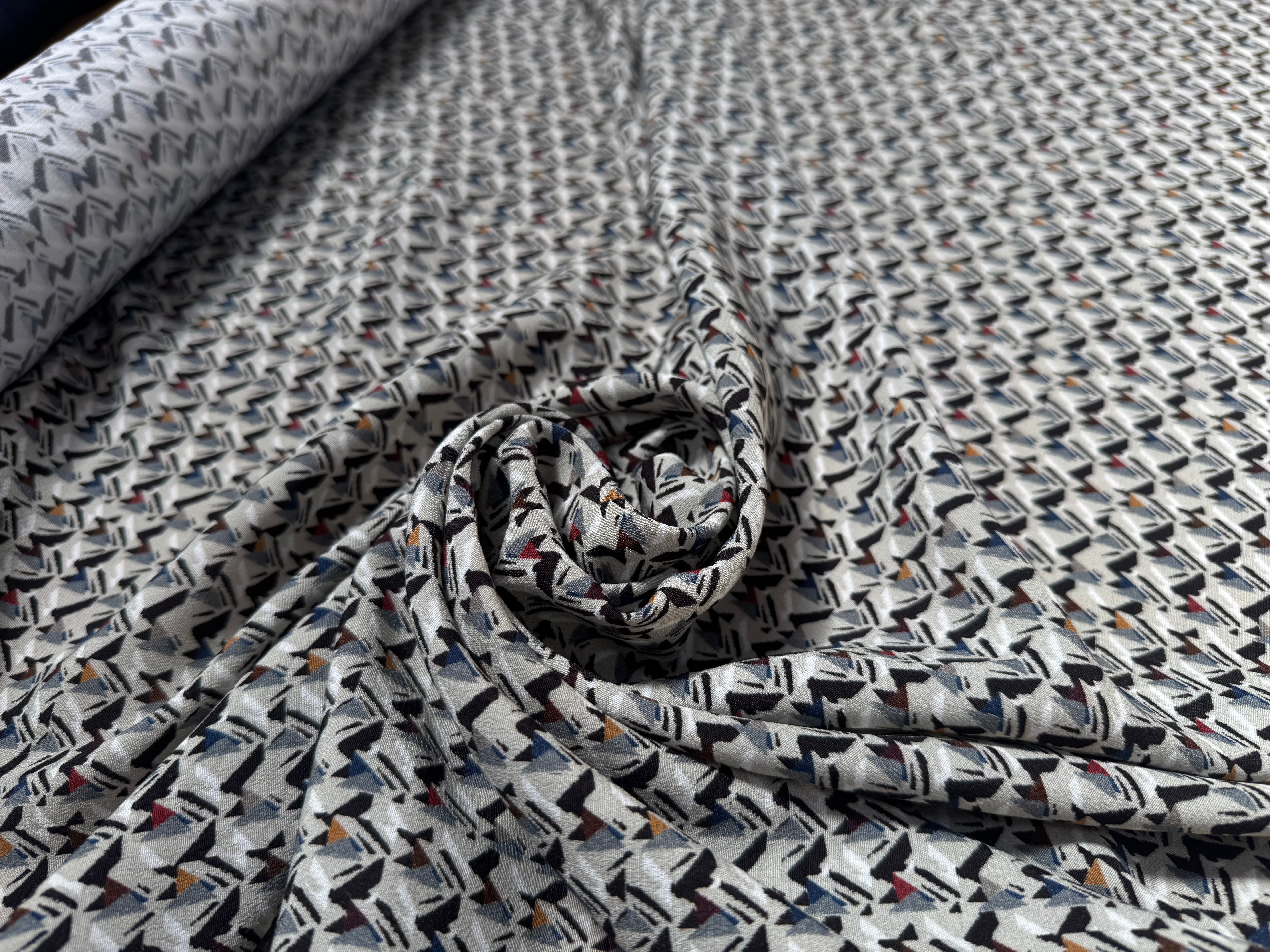 CRÊPE VISCOSE FOND GRIS MOTIFS TRIANGLE MULTICOLORE - My Little Coupon