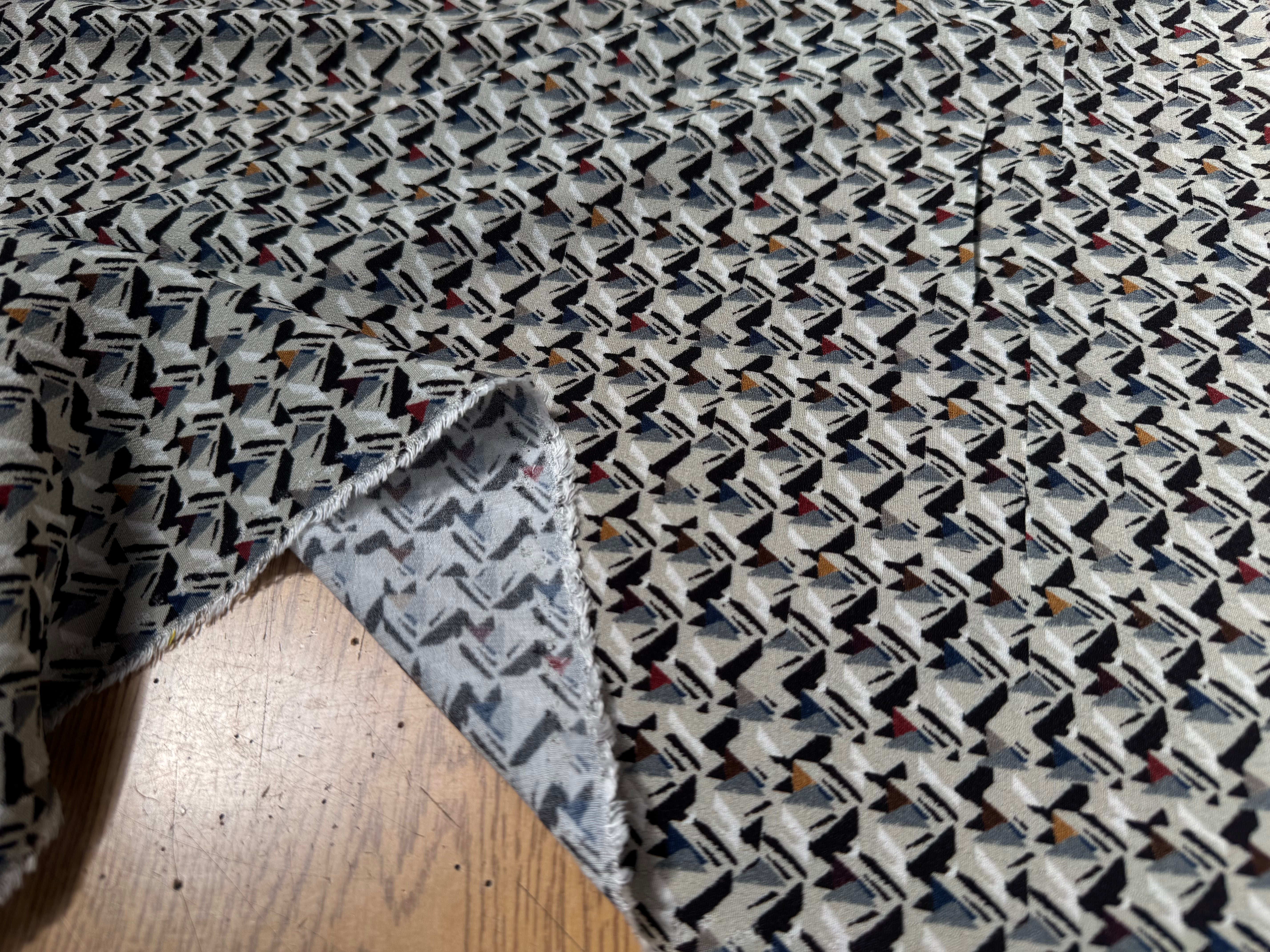 CRÊPE VISCOSE FOND GRIS MOTIFS TRIANGLE MULTICOLORE - My Little Coupon