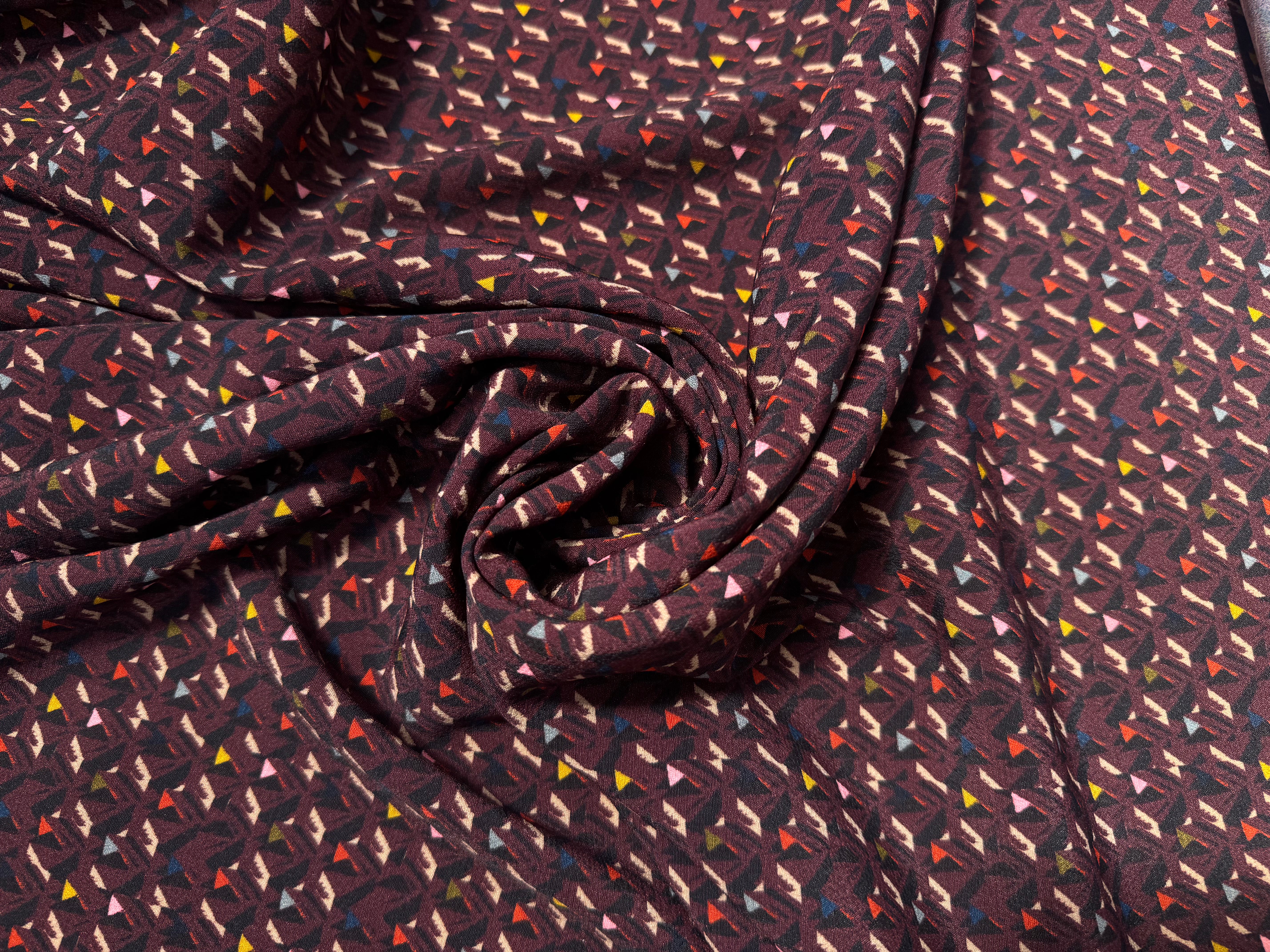 CRÊPE VISCOSE FOND VIOLET MOTIFS TRIANGLE MULTICOLORE - My Little Coupon