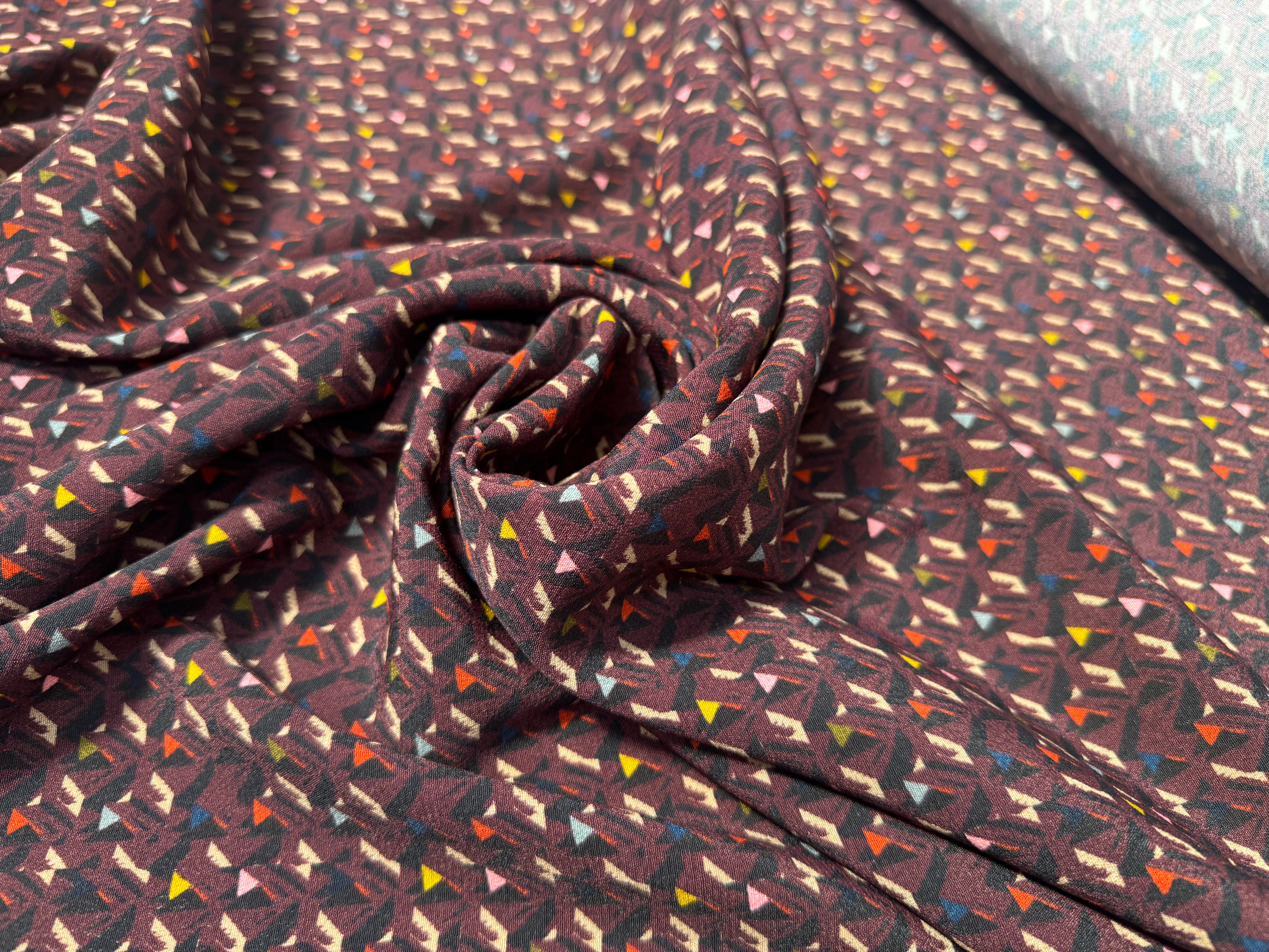 CRÊPE VISCOSE FOND VIOLET MOTIFS TRIANGLE MULTICOLORE - My Little Coupon