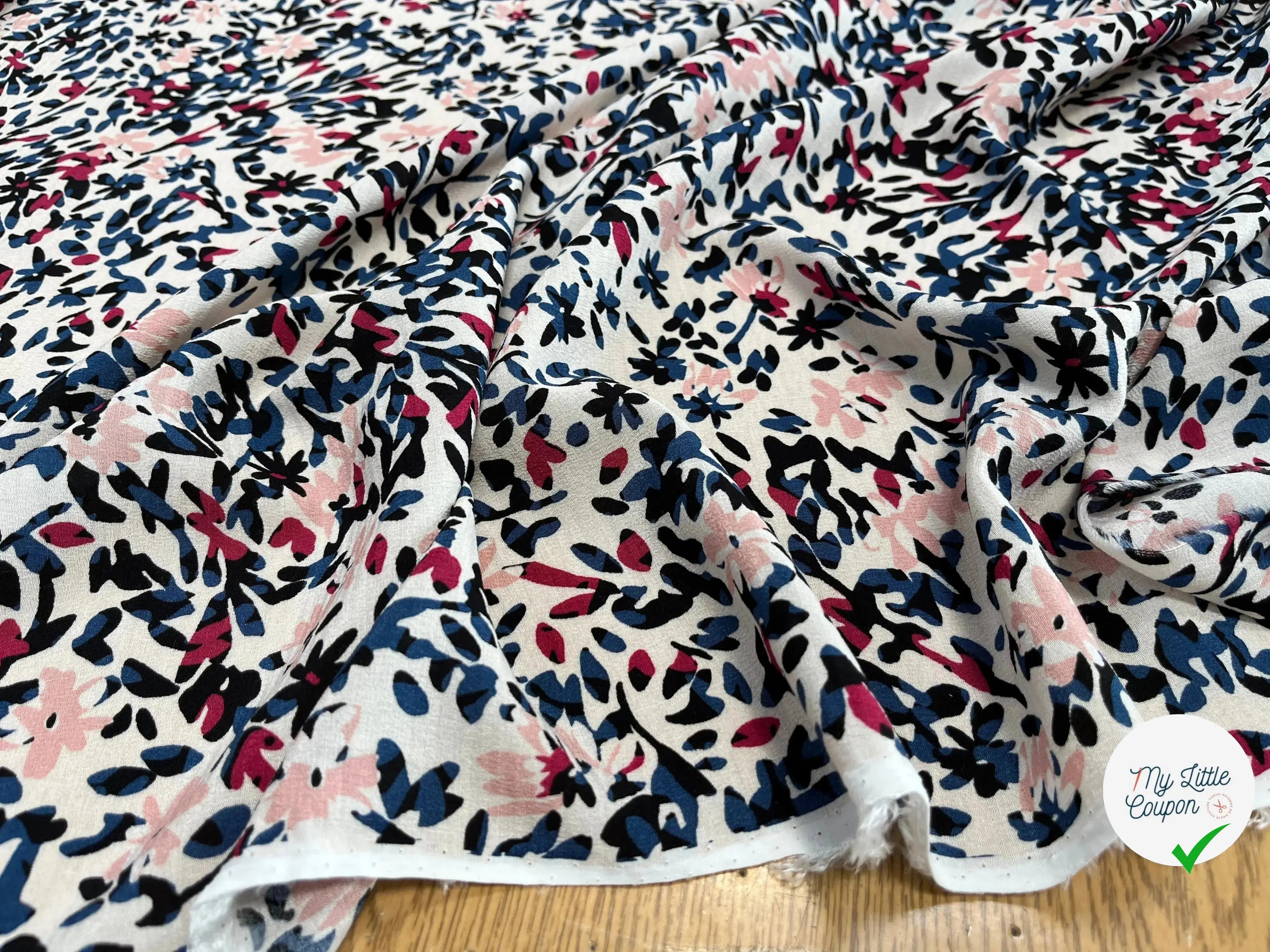 CREPE VISCOSE IMPRIMÉ ROUGE BLEU FOND BEIGE - My Little Coupon