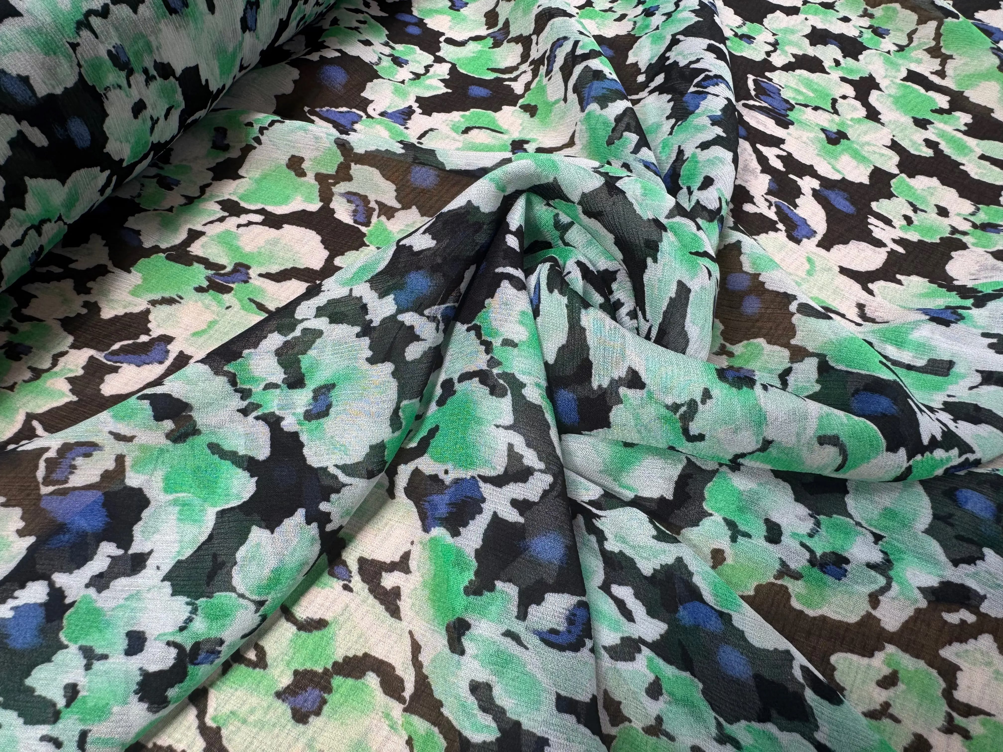 CRÉPON VISCOSE FOND NOIR MOTIFS FLEURS BLANC ET VERT - My Little Coupon