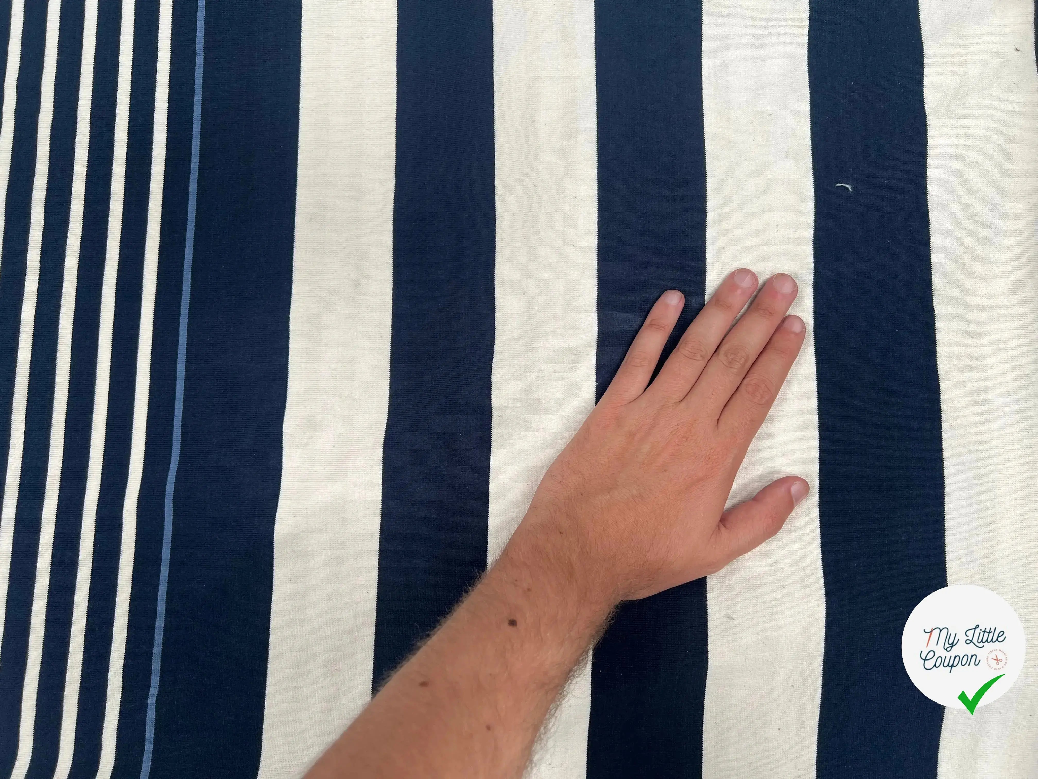 MAILLE LOURD COTON RAYURES IRREGULIERES BLEU MARINE FOND CREME - My Little Coupon