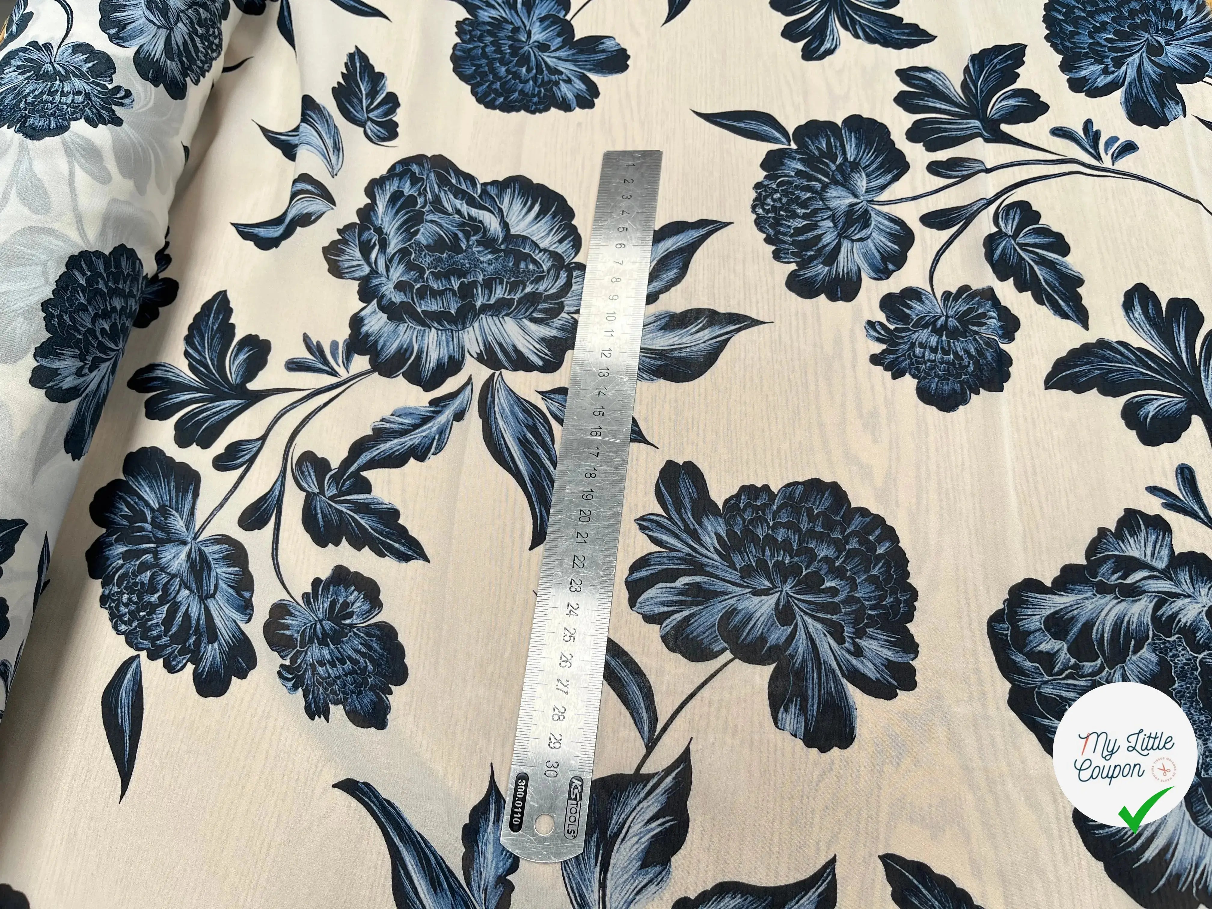 MOUSSELINE VISCOSE FOND BLANC MOTIFS FLEURS BLEU - My Little Coupon