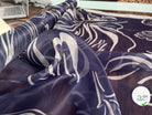 ORGANZA DE SOIE IMPRIMÉ GRAPHIQUE FONC MARINE - My Little Coupon