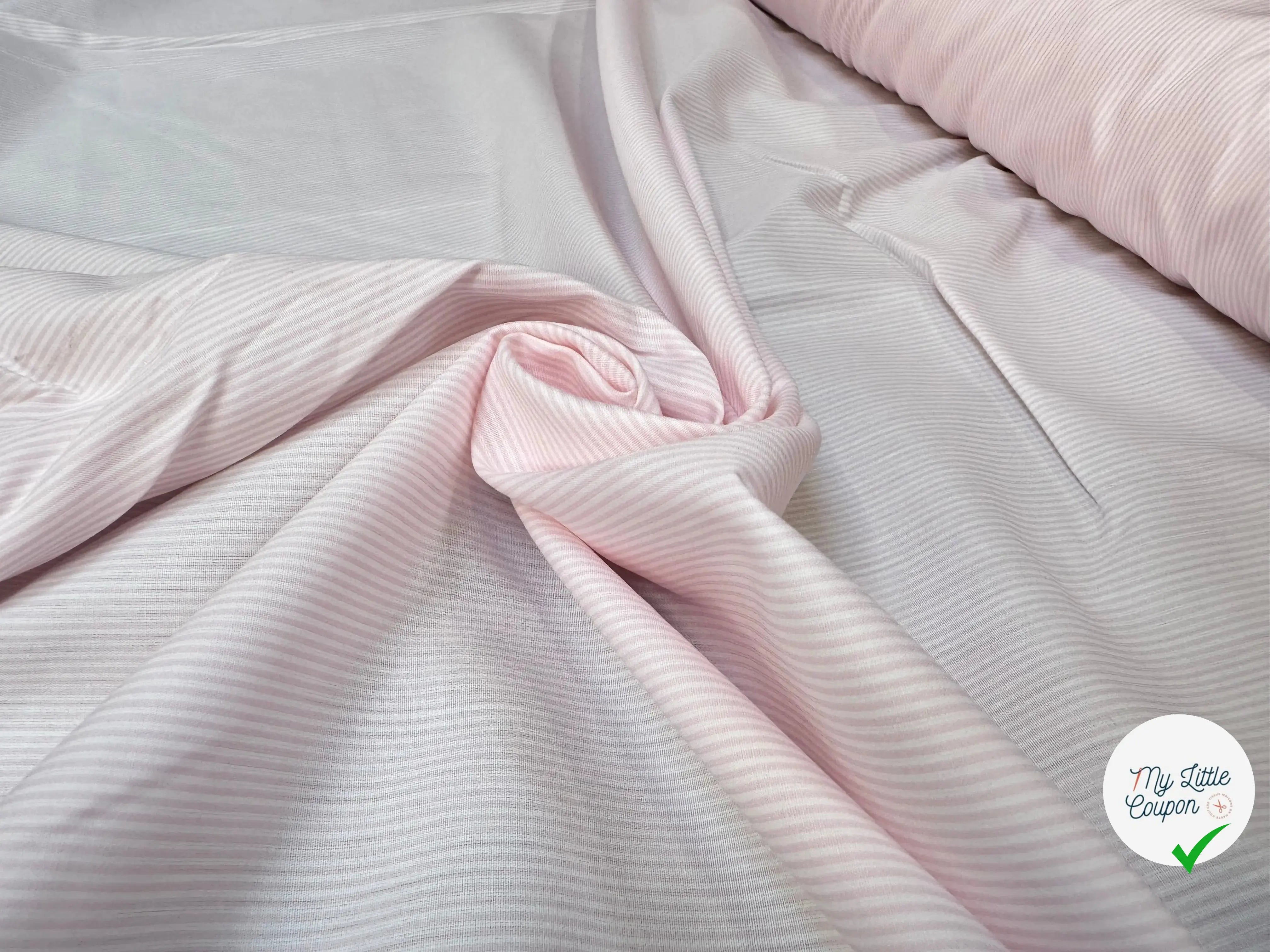 POPELINE DE COTON 100% COTON A RAYURES VERTICALES ROSE PALE ET BLANC - My Little Coupon
