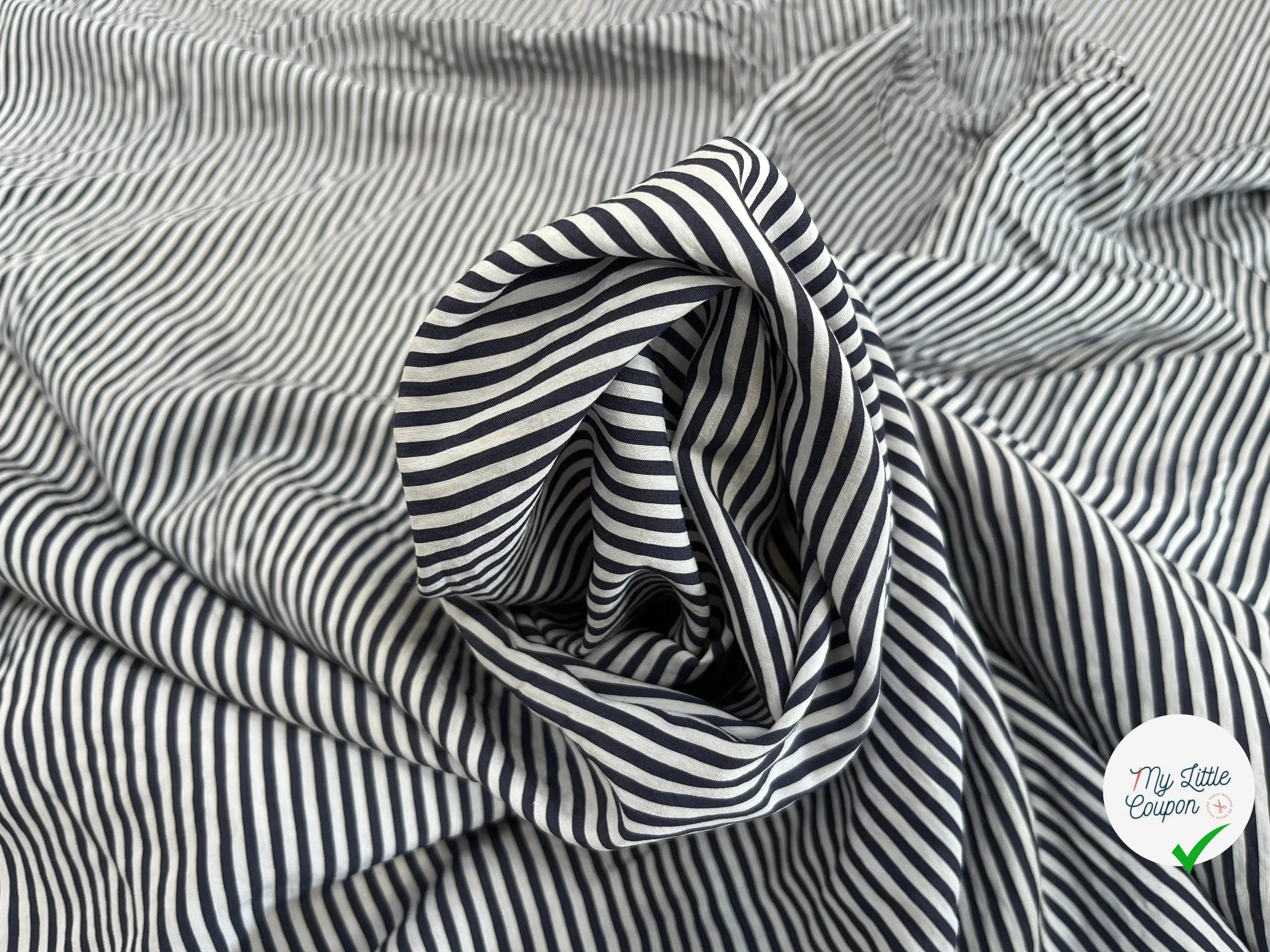 POPELINE TISSU CHEMISE À RAYURE BLEU FONCÉ BLANC UN PEU STRETCH - My Little Coupon