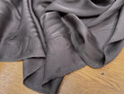 (Chute) SATIN DE SOIE FLUIDE LÉGÈREMENT STRETCH GRIS FONCÉ - My Little Coupon