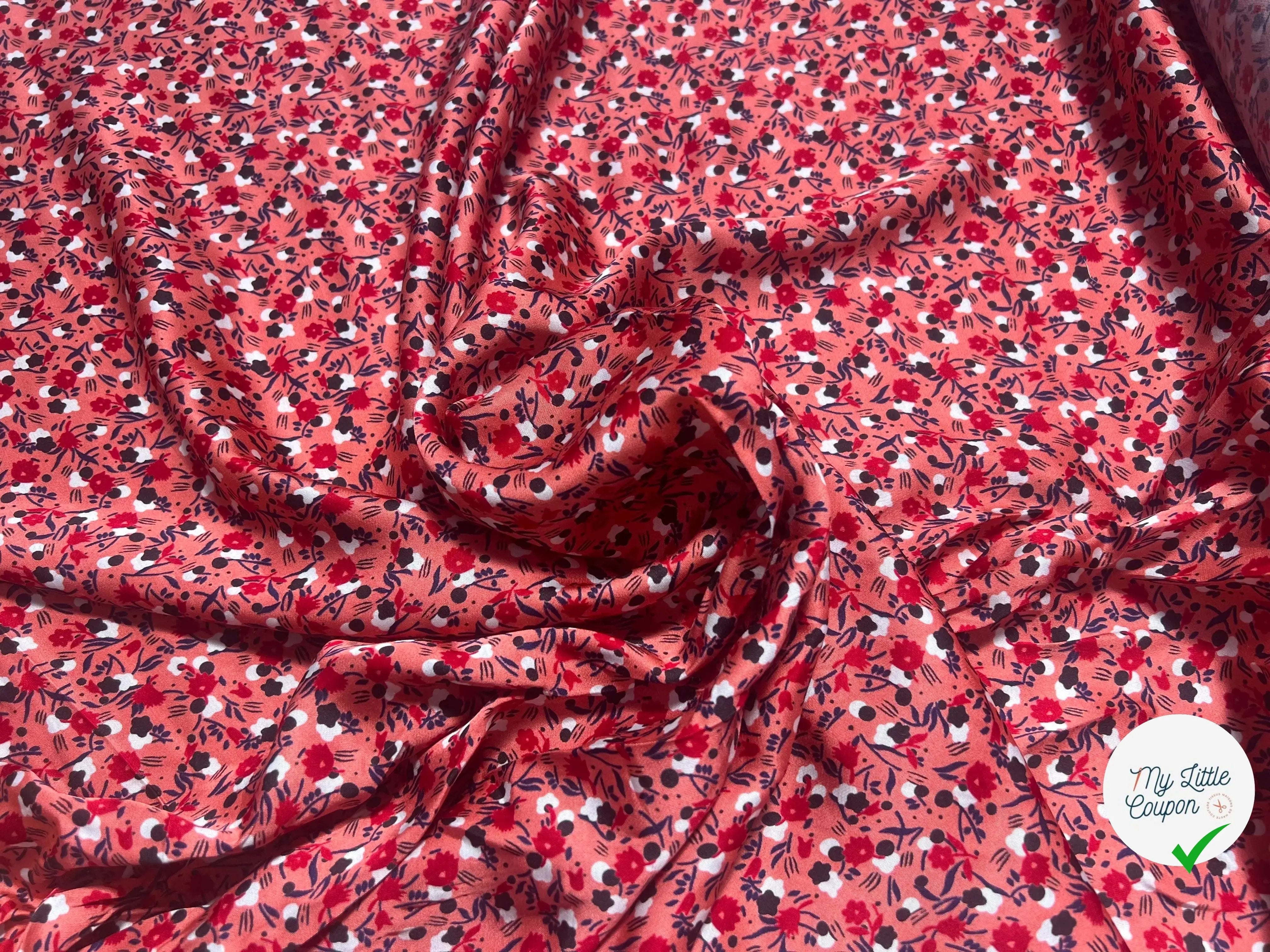 SATIN DE VISCOSE FOND ROSE FLEURS BLANC ROUGE ET BLEU - My Little Coupon