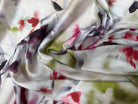 SATIN FLEURS ABSTRAITES ROSE ET VERT FOND BLANC - My Little Coupon
