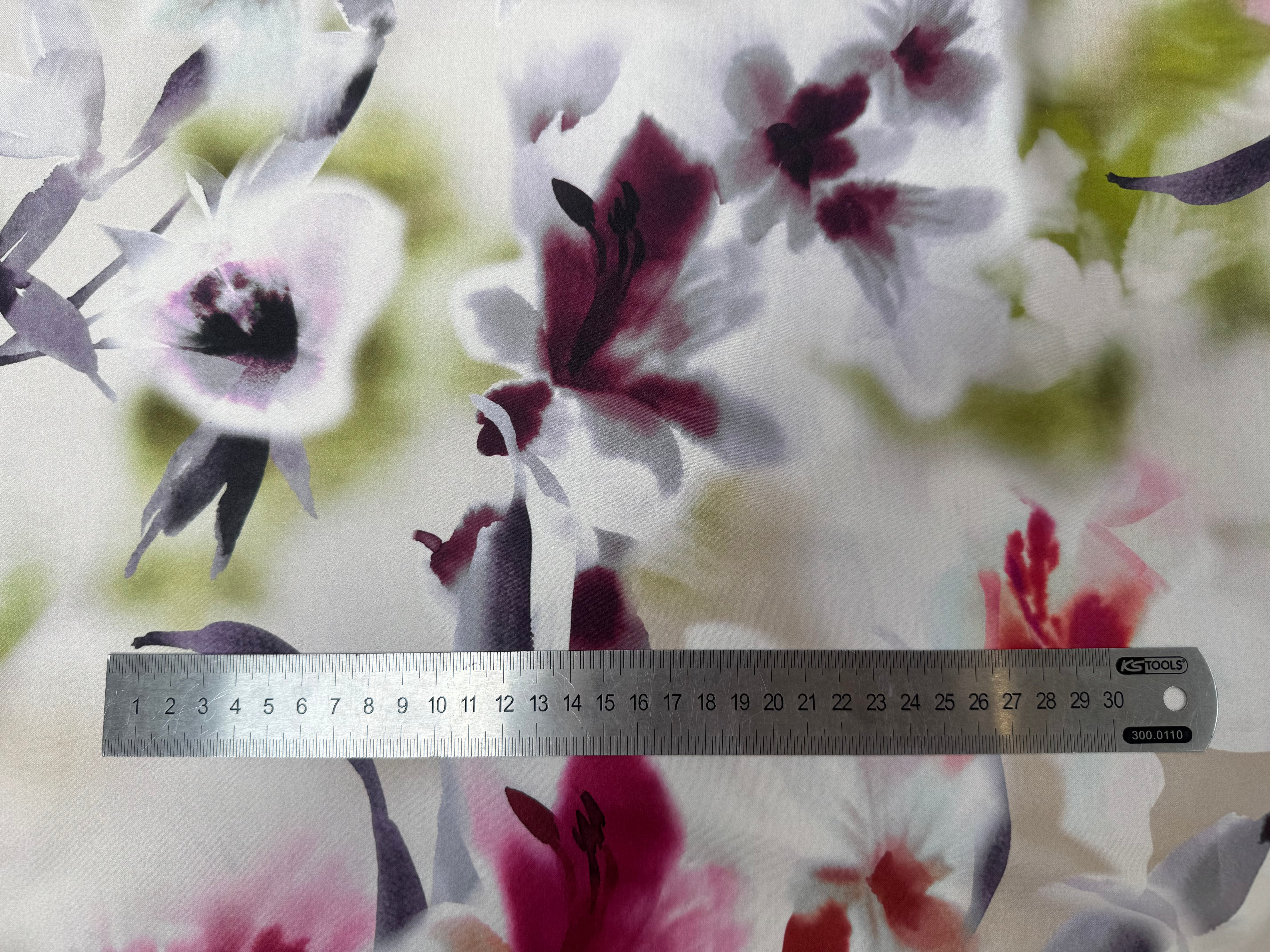 SATIN FLEURS ABSTRAITES ROSE ET VERT FOND BLANC - My Little Coupon