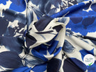 SATIN FOND BLANC MOTIFS GROSSES FLEURS BLEU - My Little Coupon