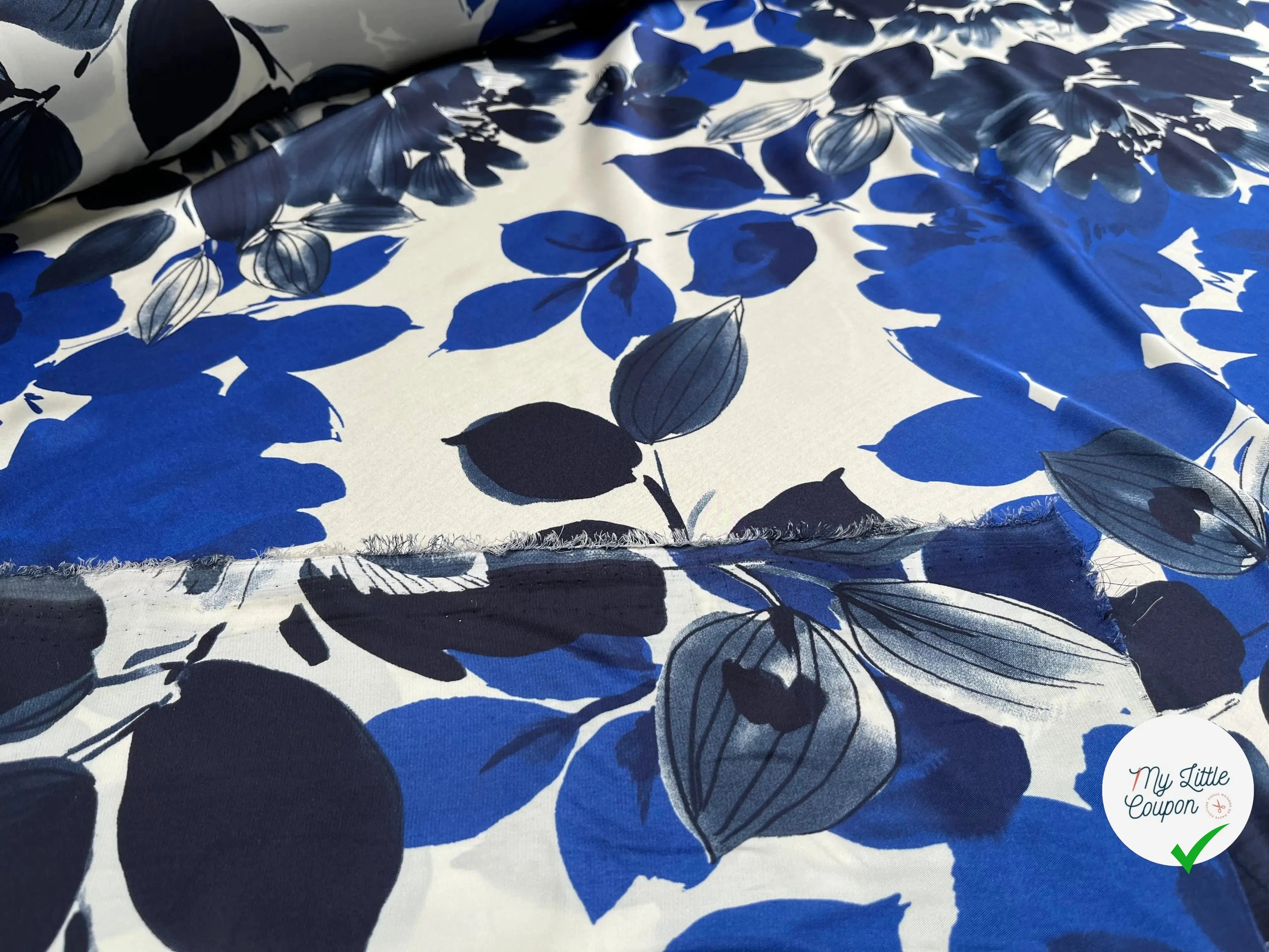 SATIN FOND BLANC MOTIFS GROSSES FLEURS BLEU - My Little Coupon