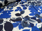 SATIN FOND BLANC MOTIFS GROSSES FLEURS BLEU - My Little Coupon