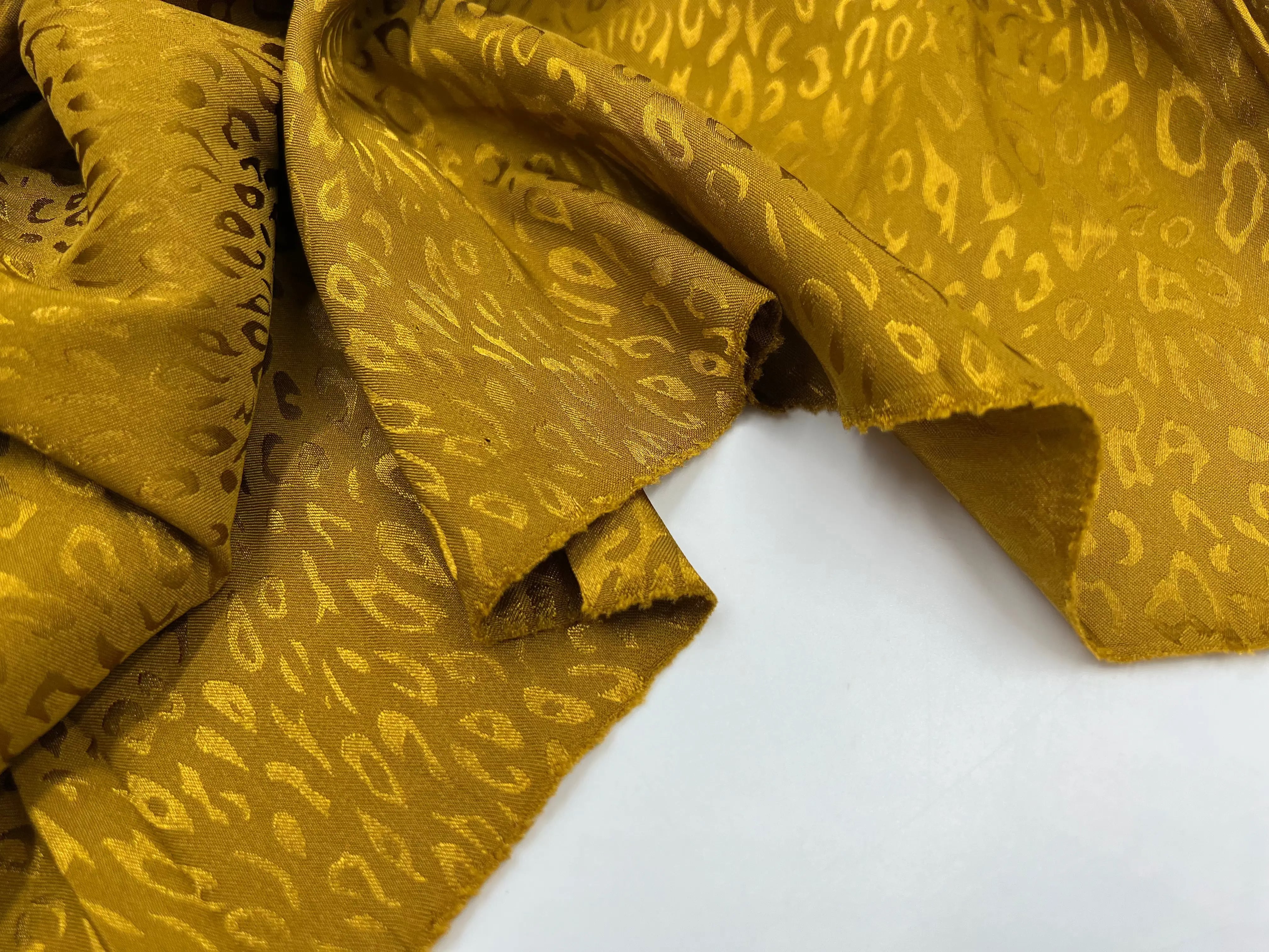 SATIN JACQUARD LÉOPARD MOUTARDE MLC INTERN