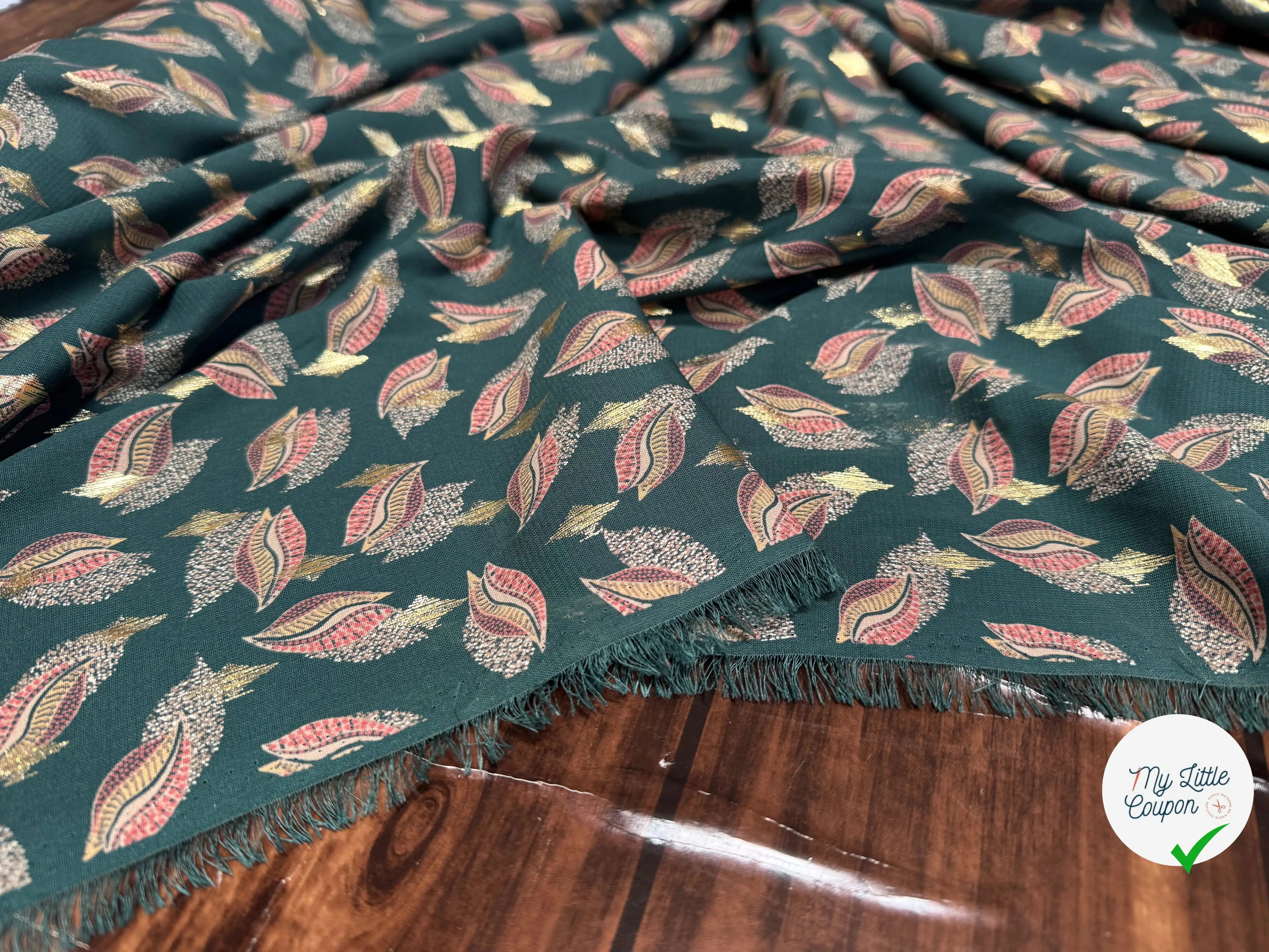 TISSU FLUIDE IMPRIMÉ FOND VERT FEUILLAGE AVEC TOUCHES DORÉS - My Little Coupon