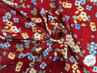 VISCOSE À FLEURS JAPONAISES BLEUES ET BEIGES SUR FOND ROUGE - My Little Coupon