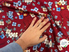 VISCOSE À FLEURS JAPONAISES BLEUES ET BEIGES SUR FOND ROUGE - My Little Coupon