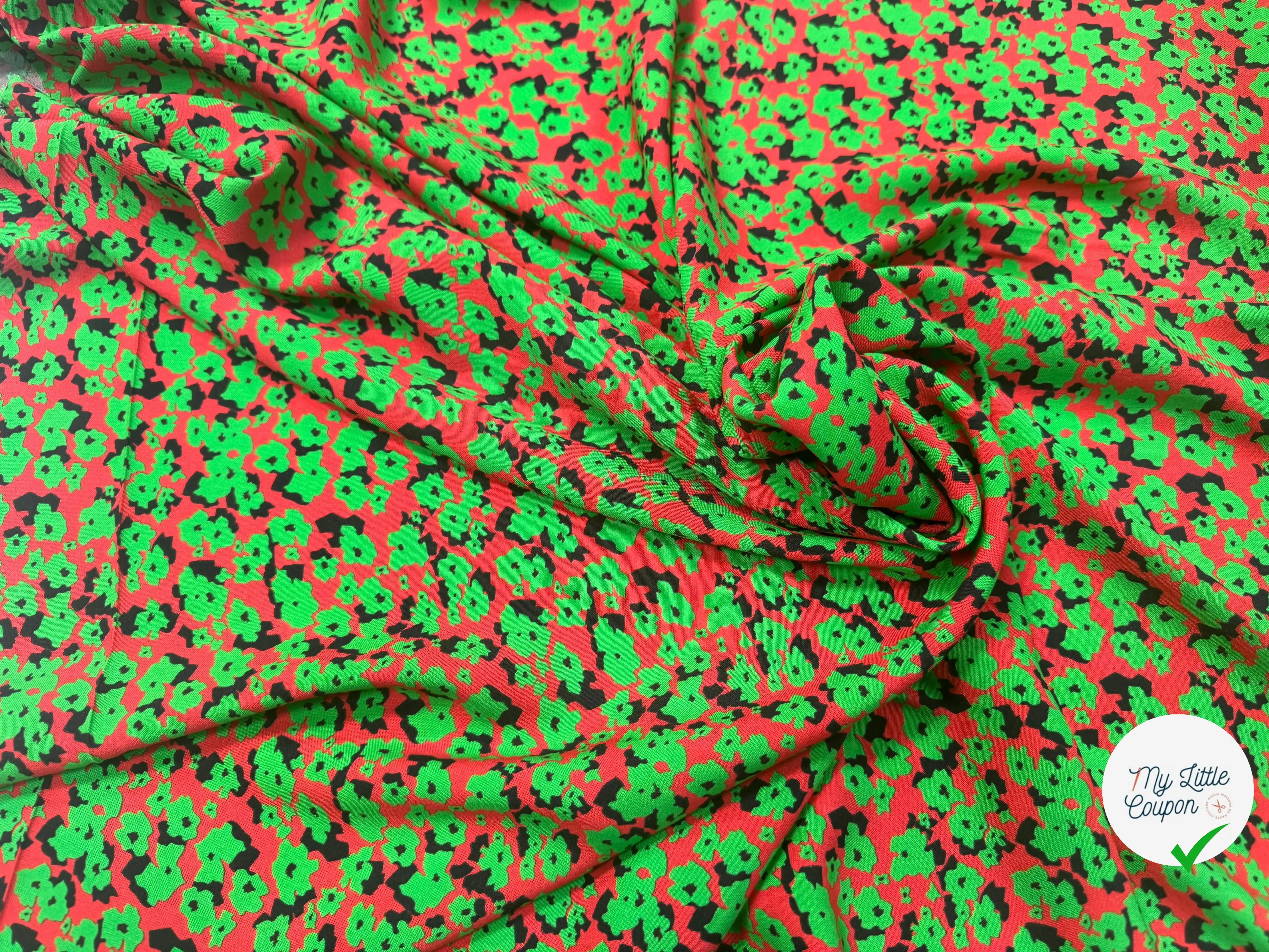 VISCOSE À FOND ROUGE AVEC MOTIFS FLORAUX VERTS - My Little Coupon