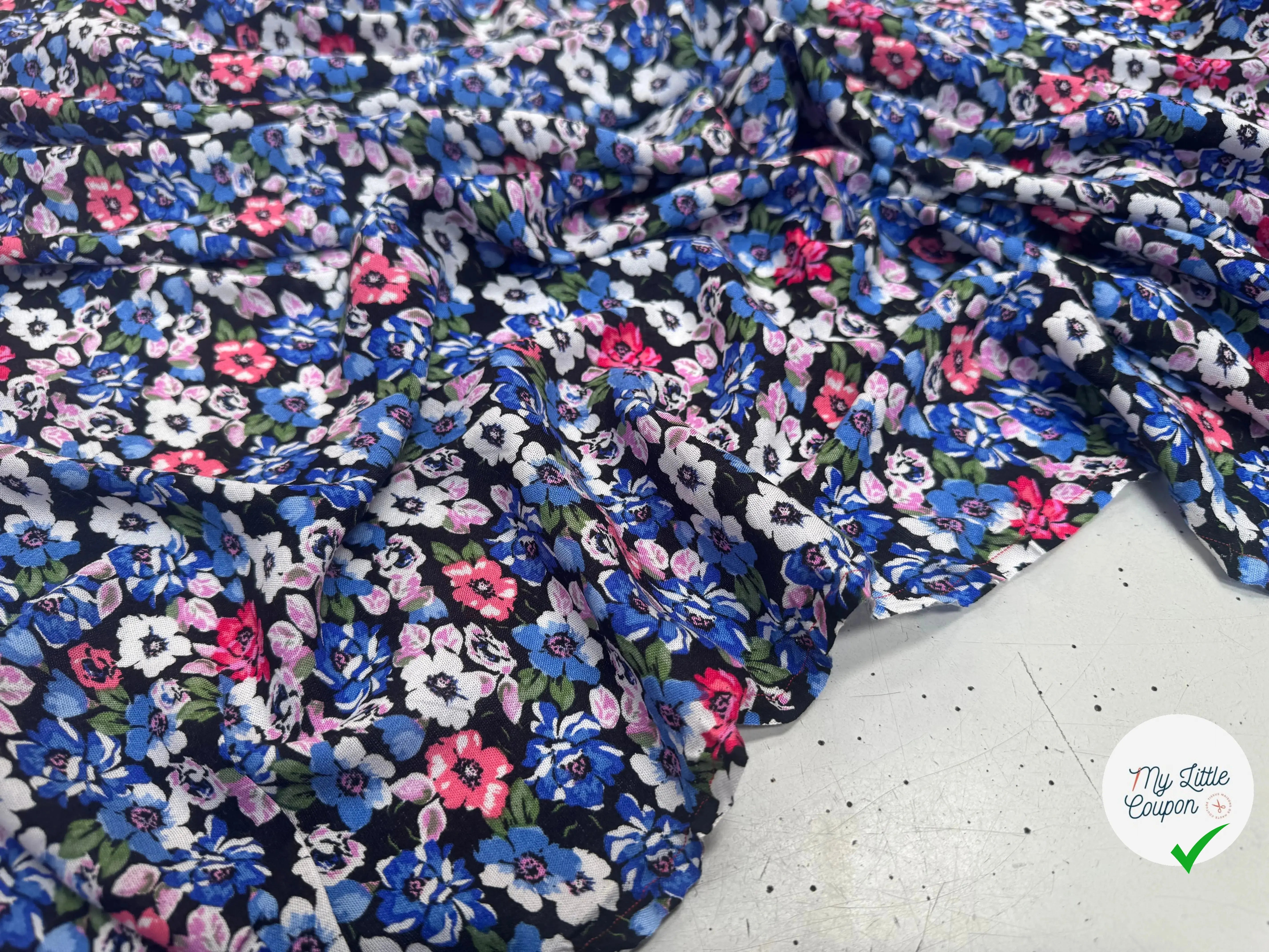 VISCOSE À MOTIFS FLORAUX ROSES ET BLEUES - My Little Coupon