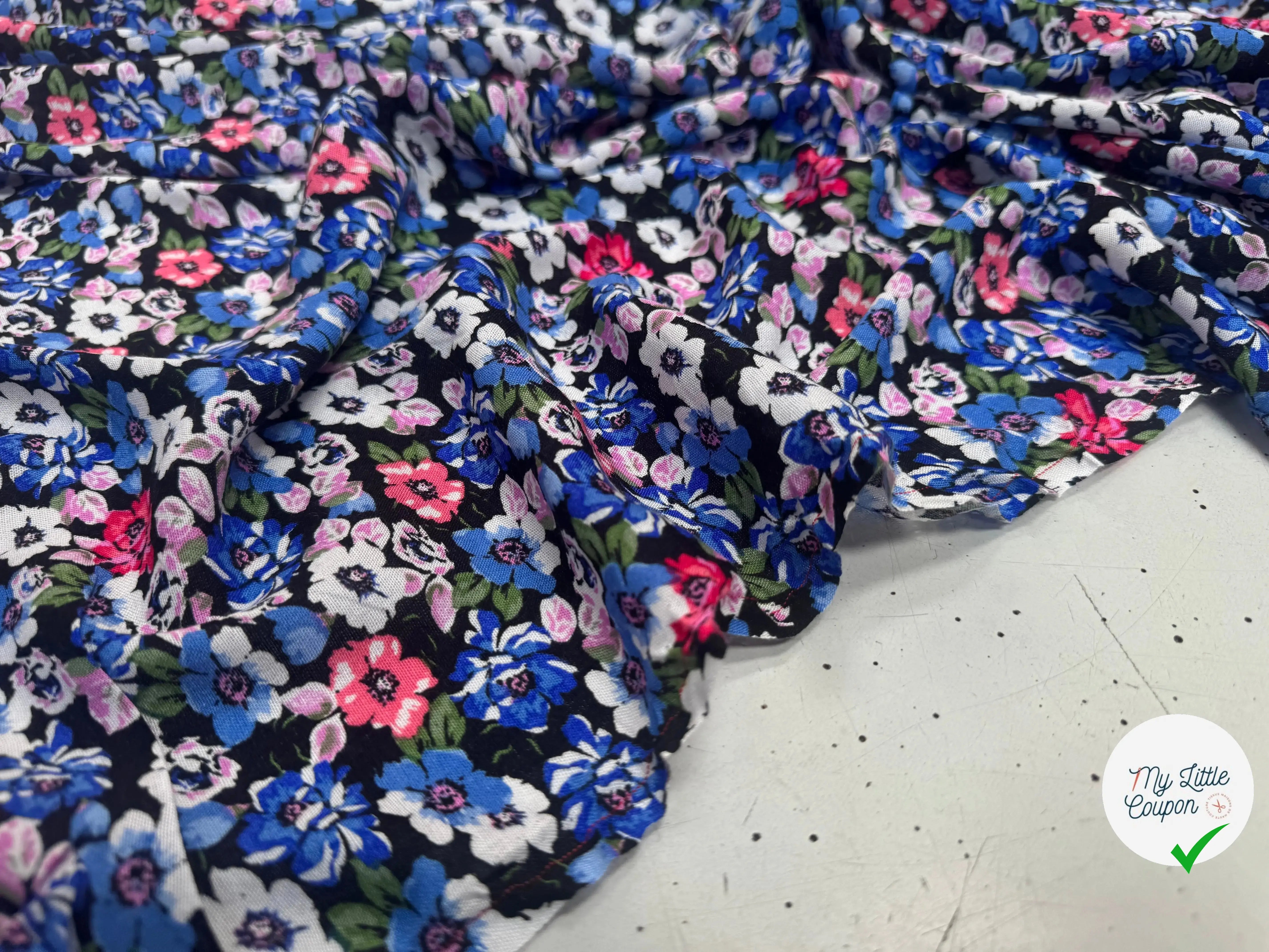 VISCOSE À MOTIFS FLORAUX ROSES ET BLEUES - My Little Coupon