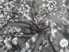 VISCOSE À MOTIFS ROSES ET PISSENLITS SUR FOND GRIS DE COULEURS GRIS - My Little Coupon